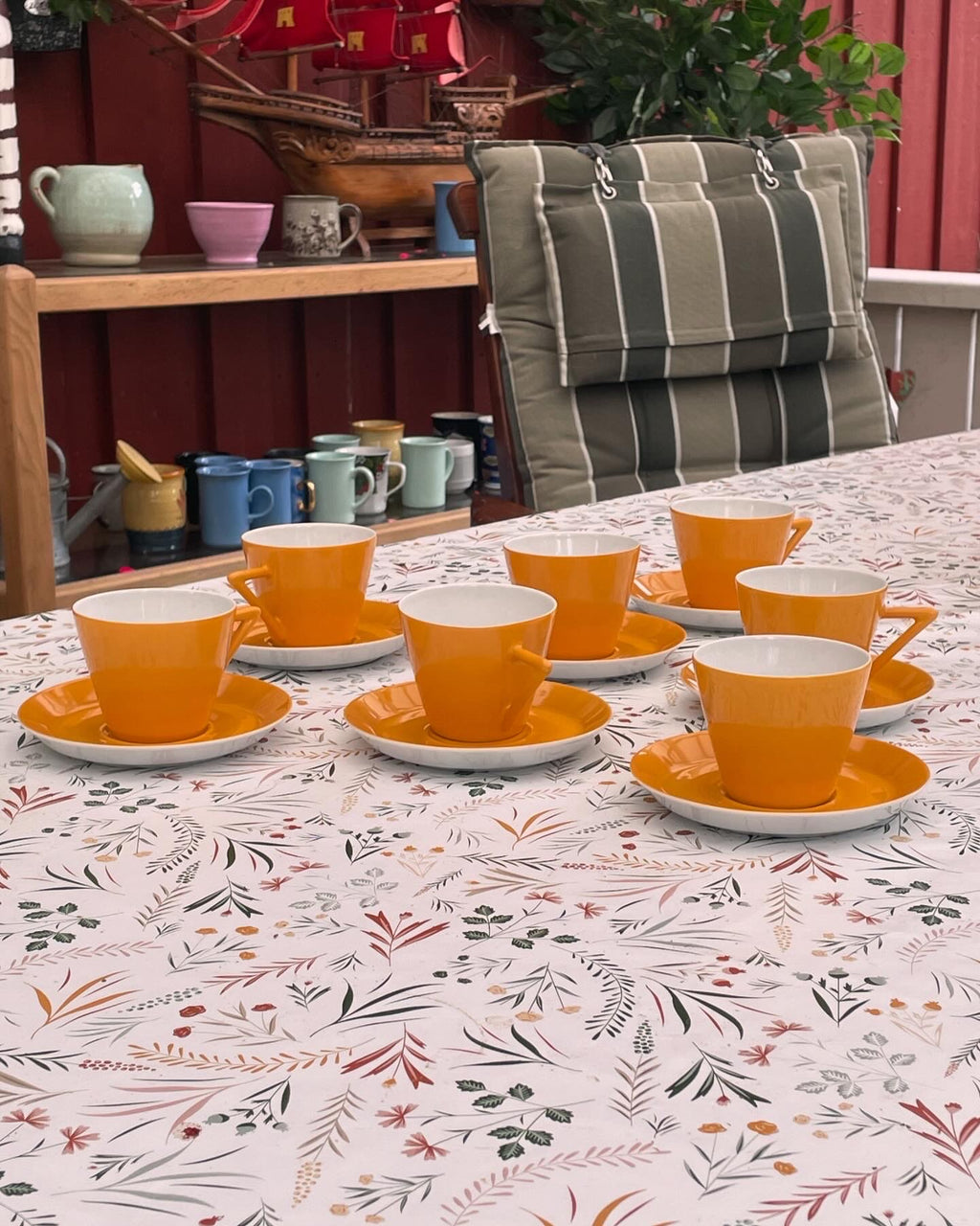 Sju st vackra koppar och fat i en tidlös design och senapsgul färg.