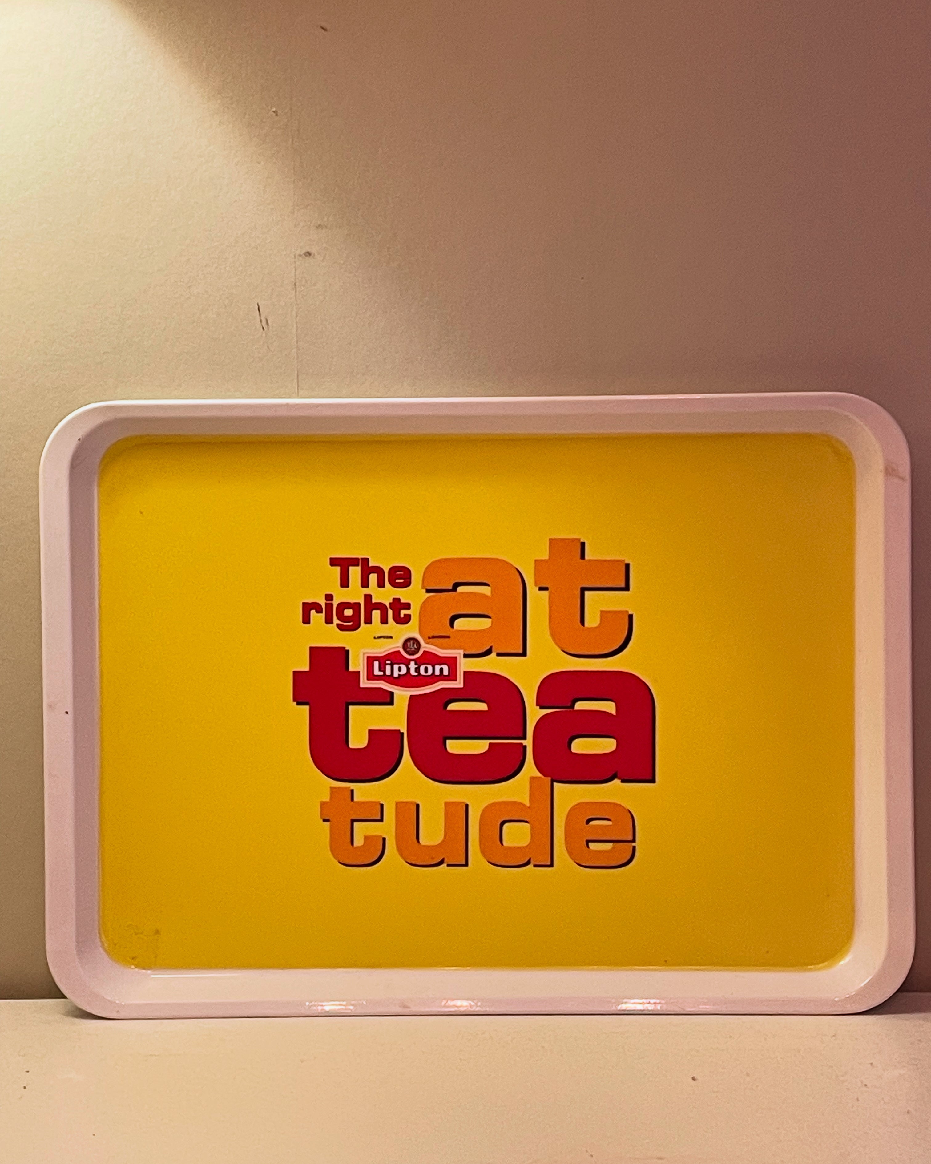 Snygg te bricka i plast från Lipton Tea i nyskick.
