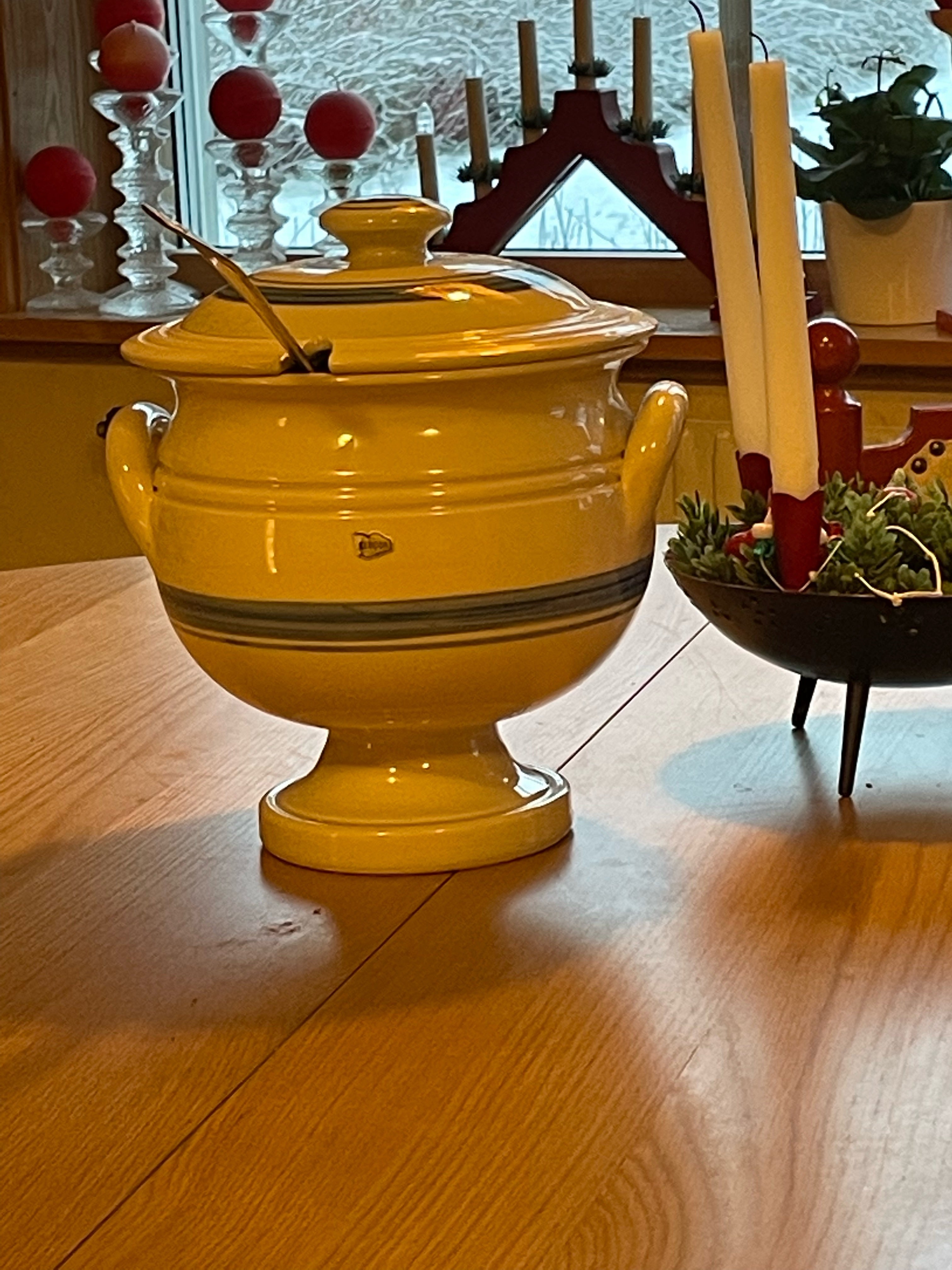 Vacker stor soppskål i porslin i mycket fint skick.
