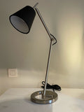 Stor praktisk skrivbordslampa i fint skick.