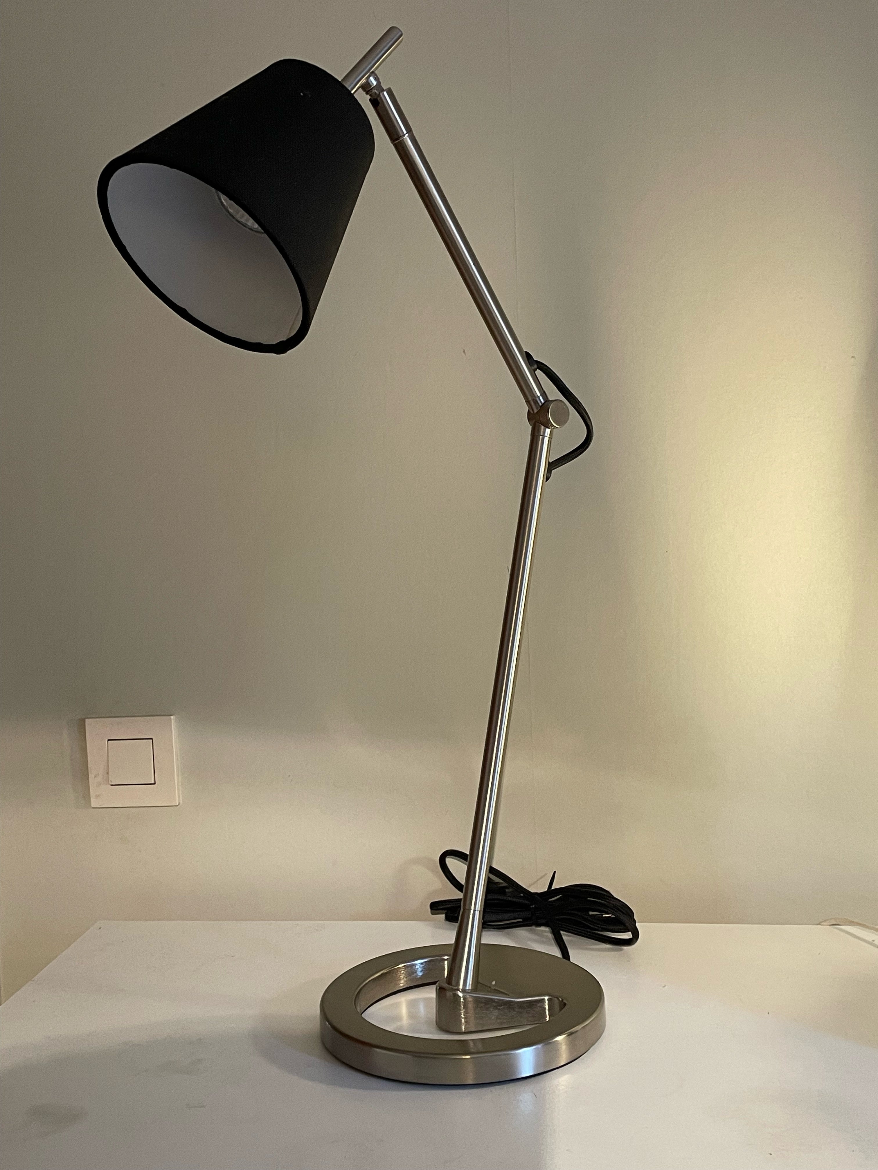 Stor praktisk skrivbordslampa i fint skick.