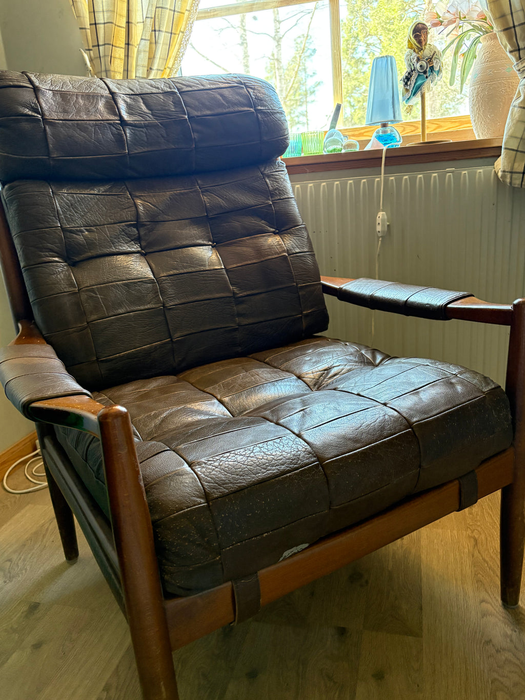 Vacker antik karmstol 1930 tal i Art Deco i skinn med underbar patina i mycket fint skick.