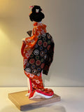 Vacker Geisha docka med autentisk kulturell kimono i nyskick.