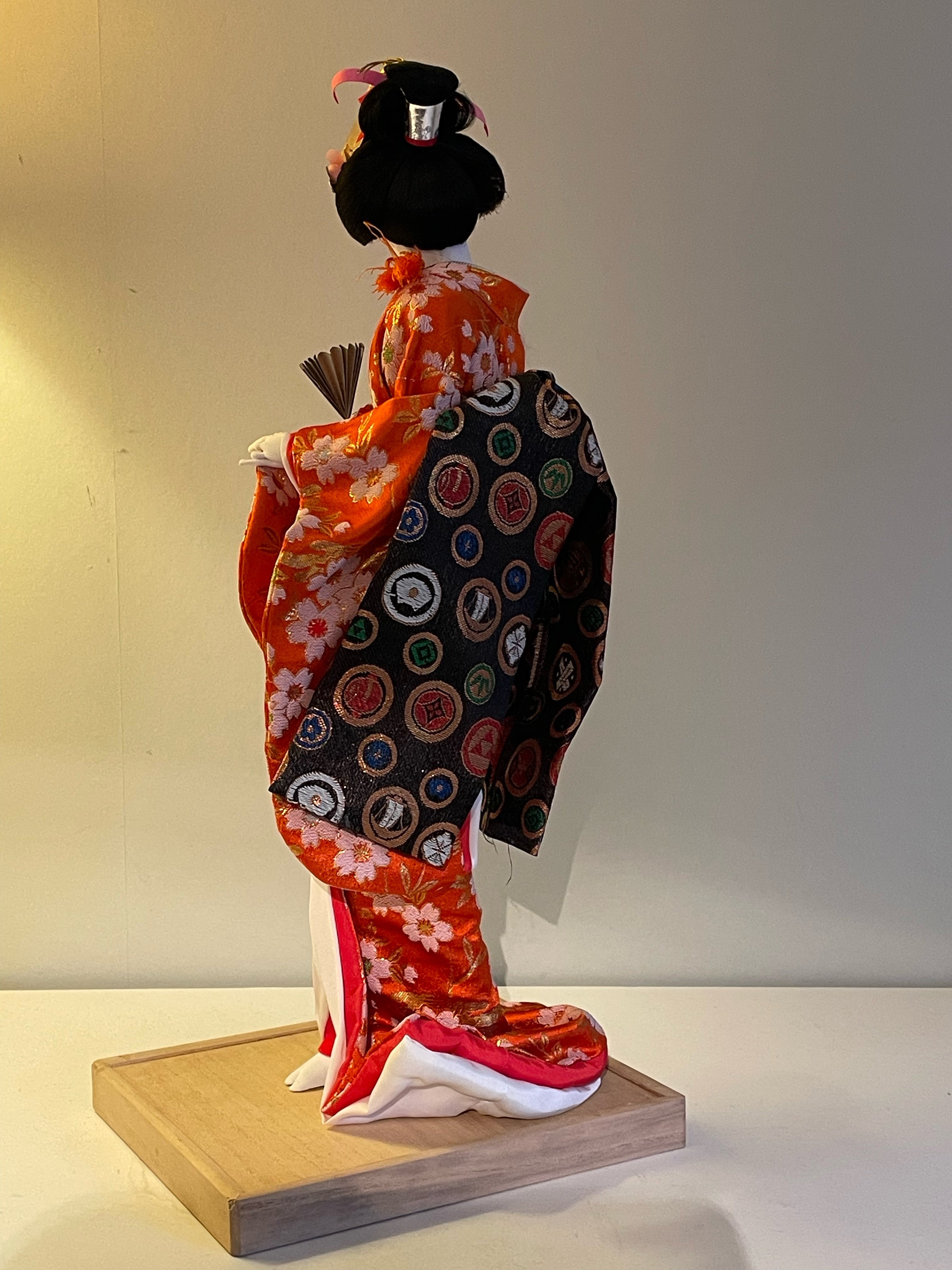 Vacker Geisha docka med autentisk kulturell kimono i nyskick.