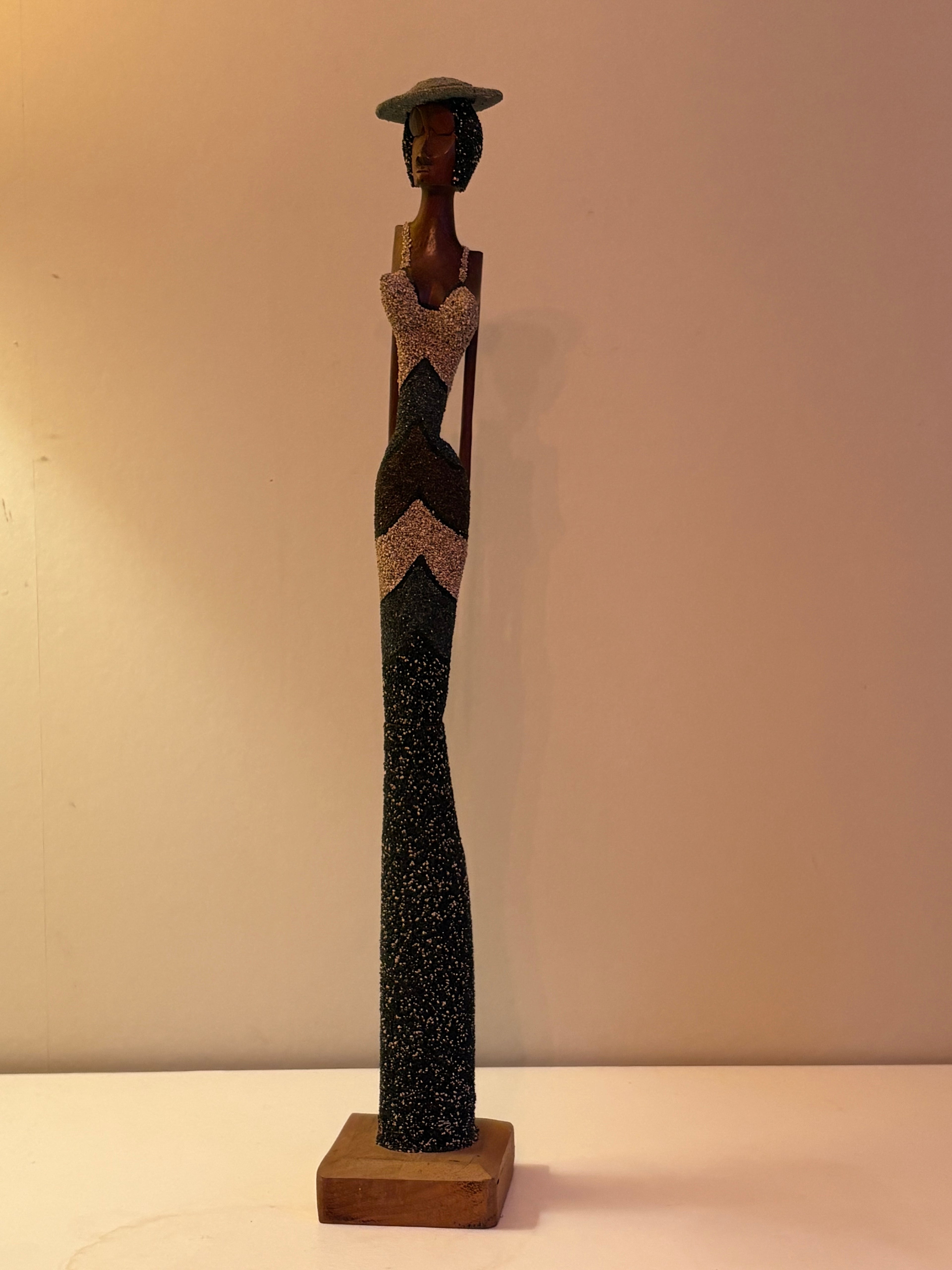 Två delad trä figurin utav en charmerande kvinna, ca 50 cm hög i fint skick.