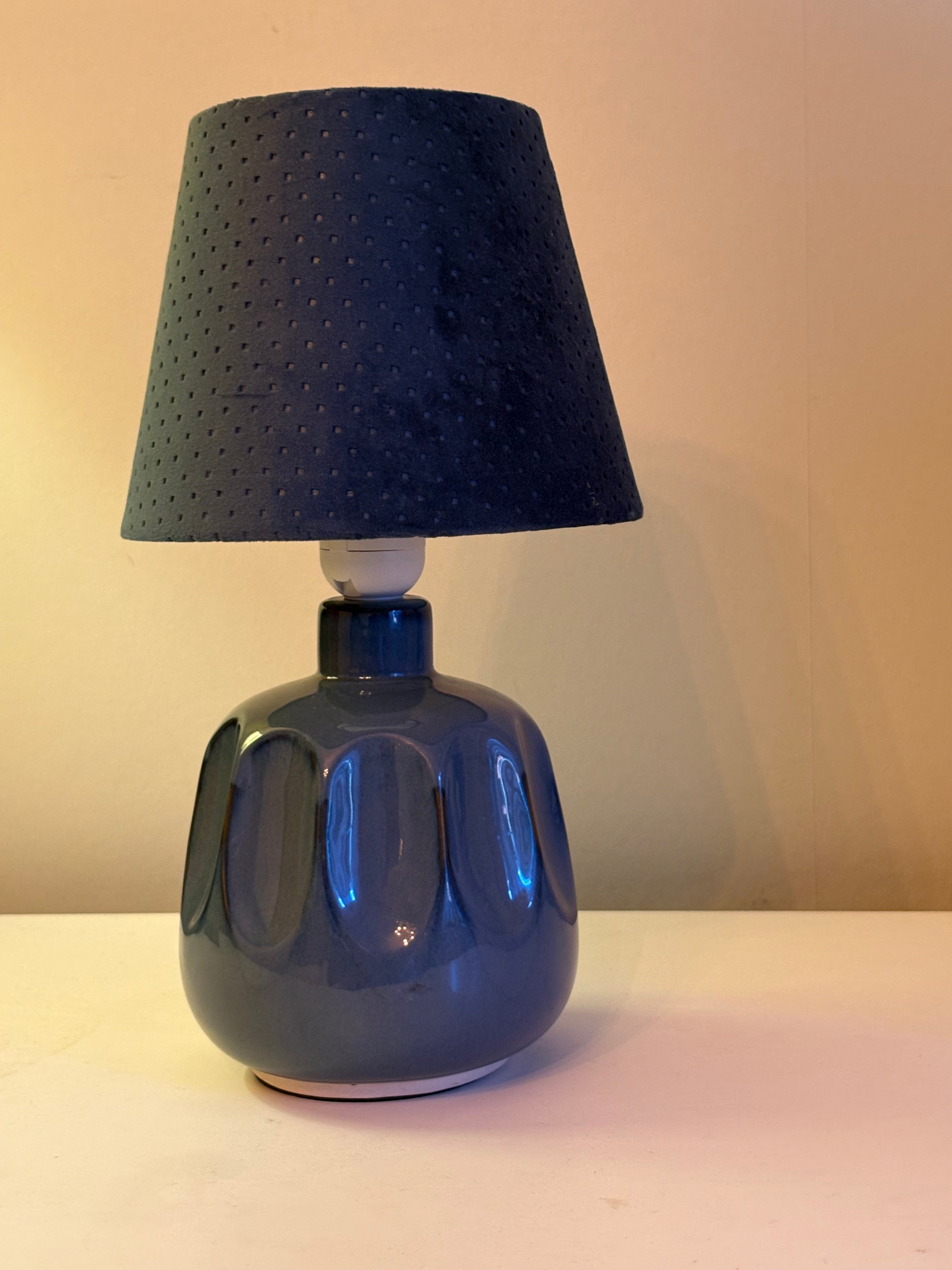 Vacker retro bordslampa i porslin med fin blå skärm.
