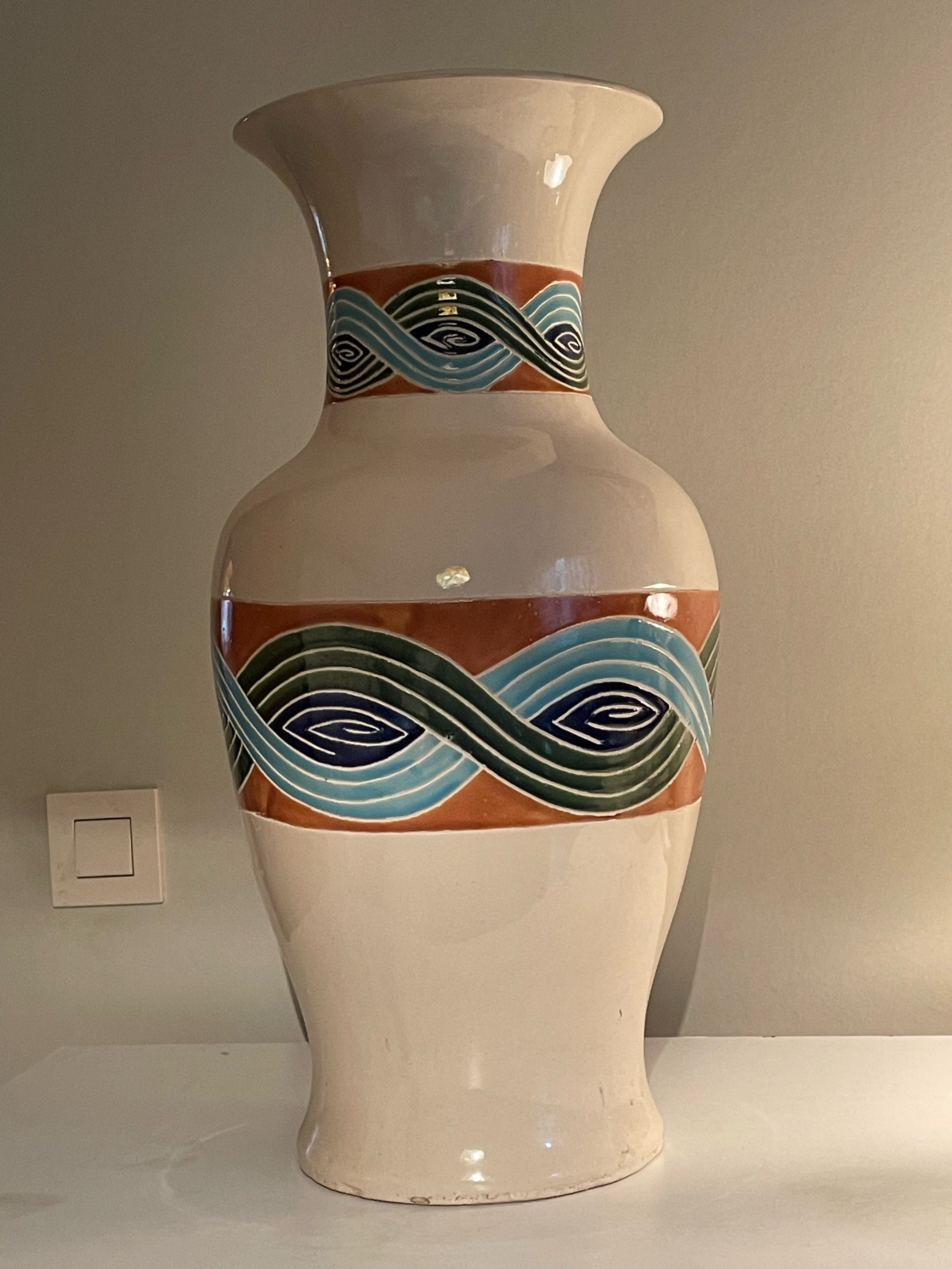 Fin golvvas i porslin, ca 60 cm hög.
