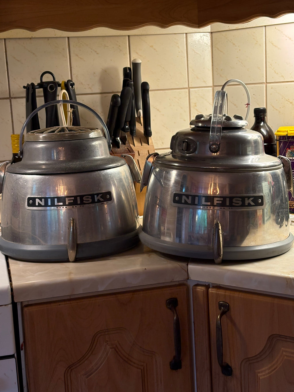Två st vintage taklampor i industriel stil från Danska NILFISK.
