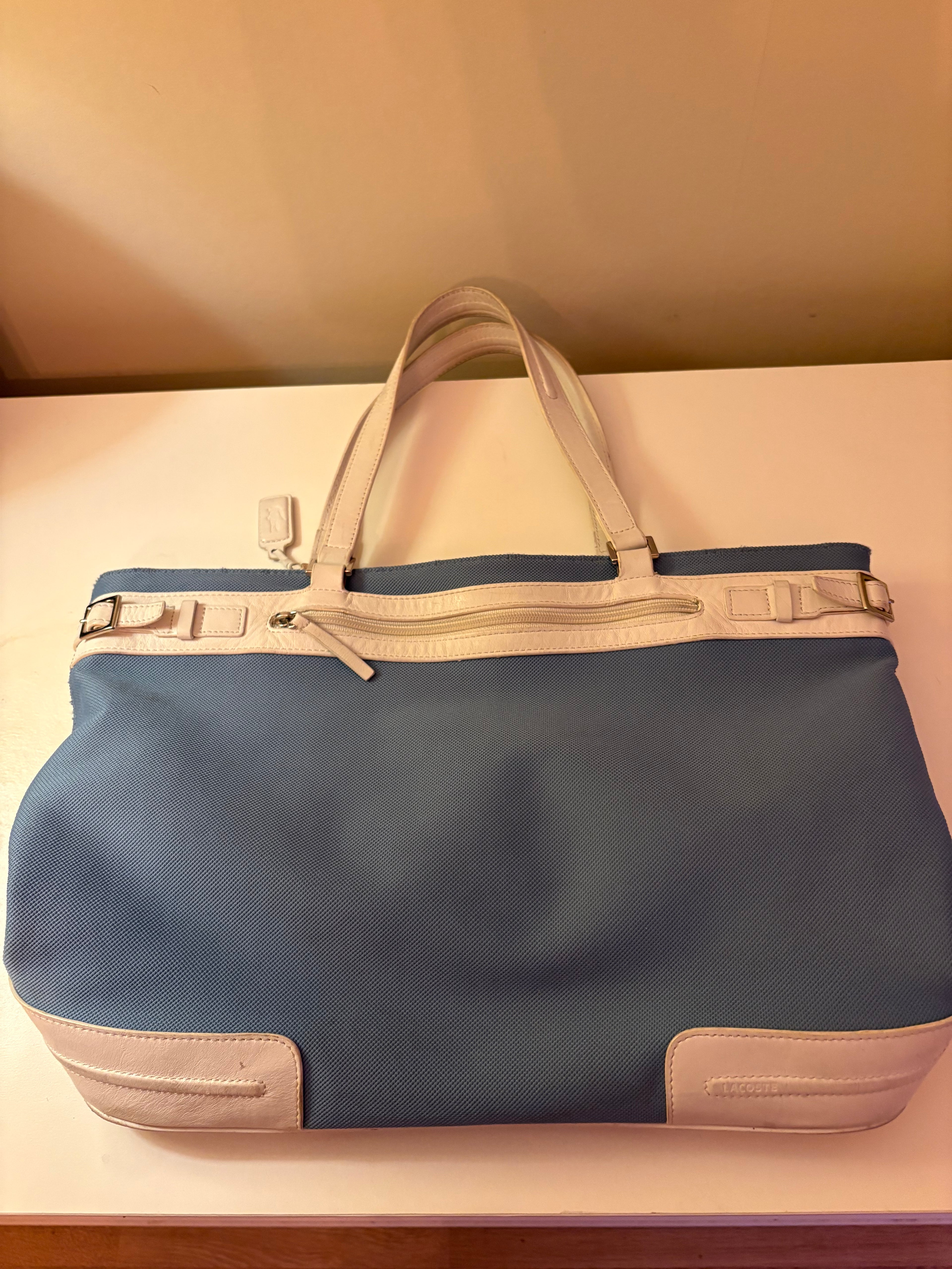 Vacker klassisk vintage handväska från ” Lacoste ” 1970 tal, ett mode statement !