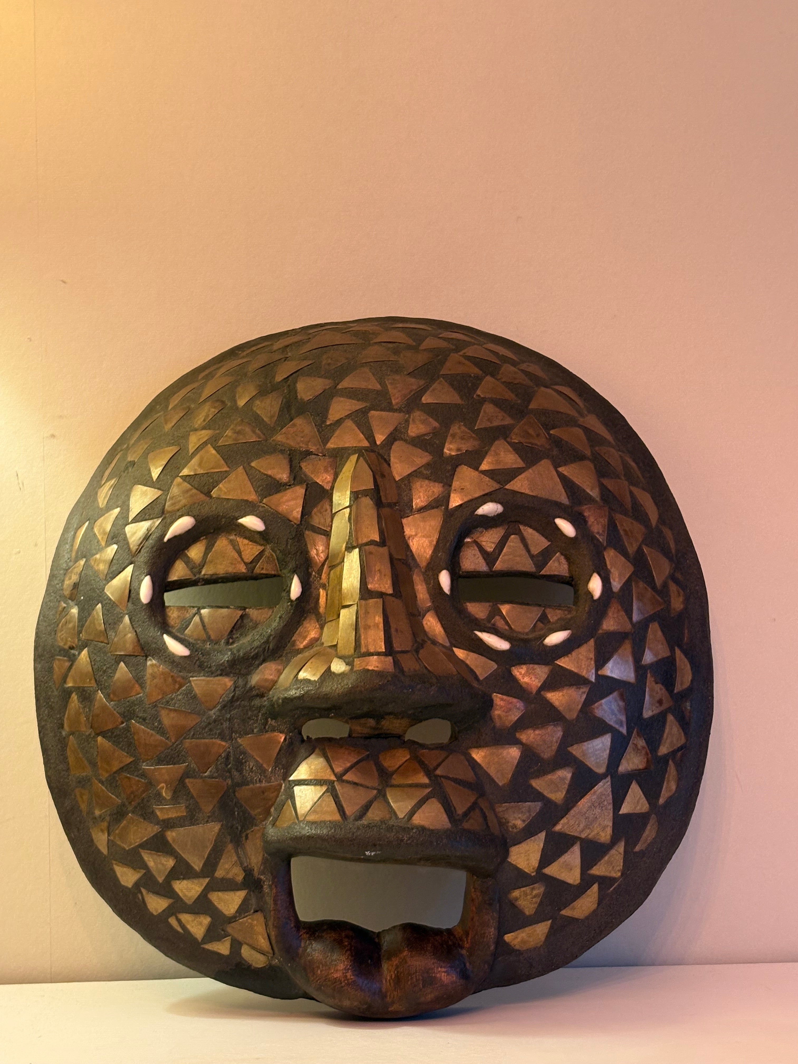 Vacker antik ansiktsmask i trä från Ghana i mycket fint skick.