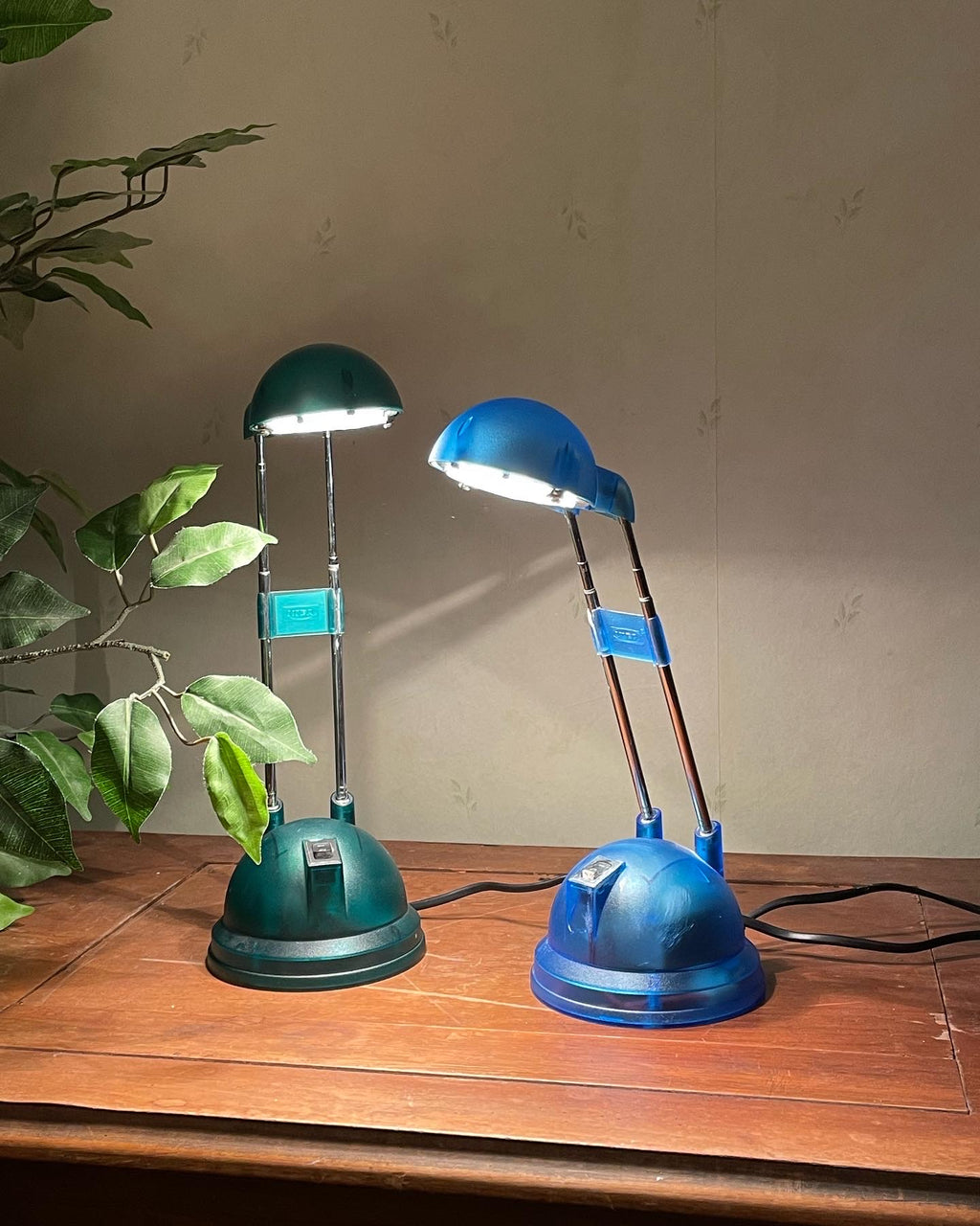 Två st retro skrivbordslampor från Ikea 1980 tal med halogen lampa.
