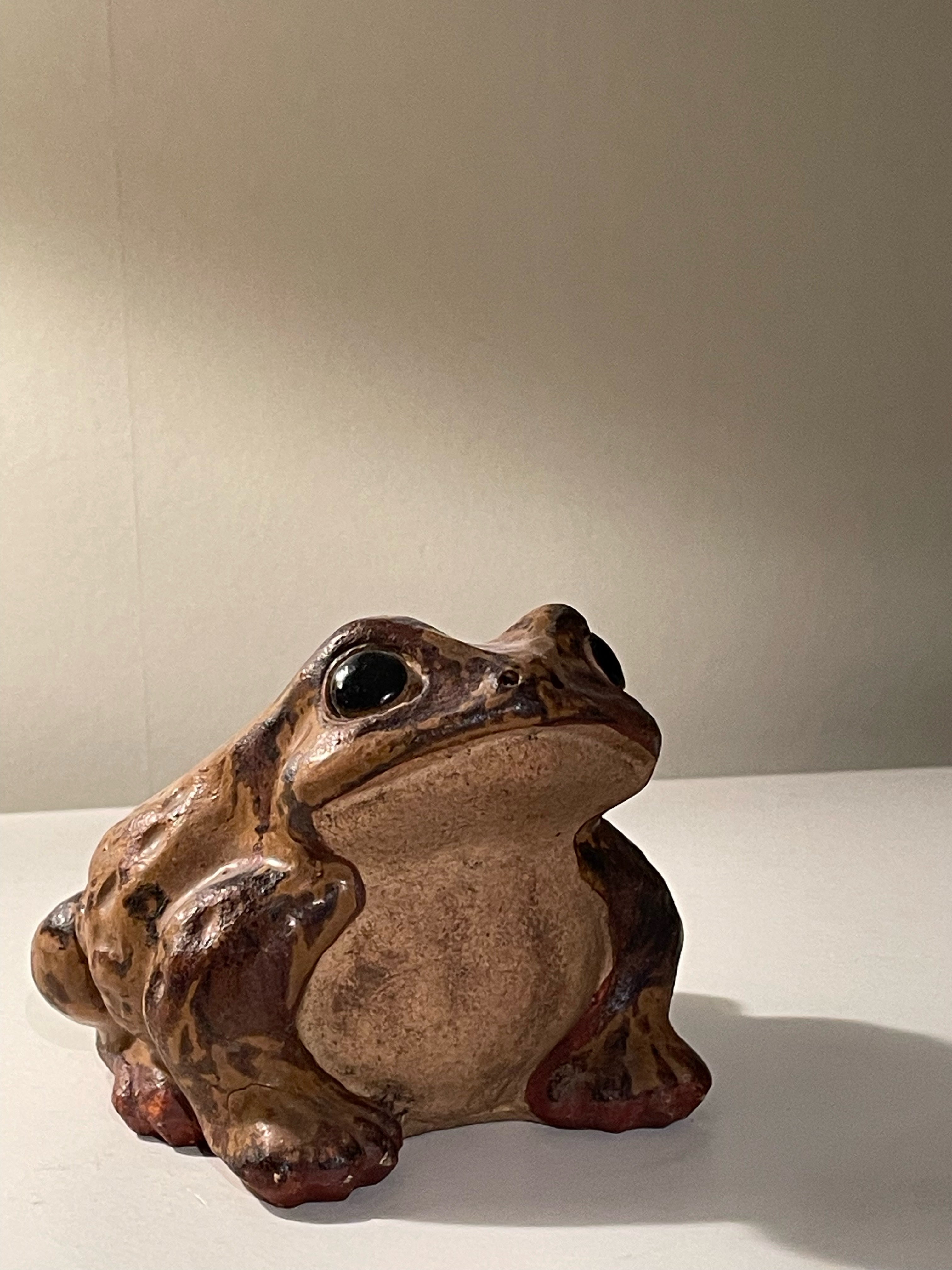 Vacker vintage groda figurin i keramik alt trä.