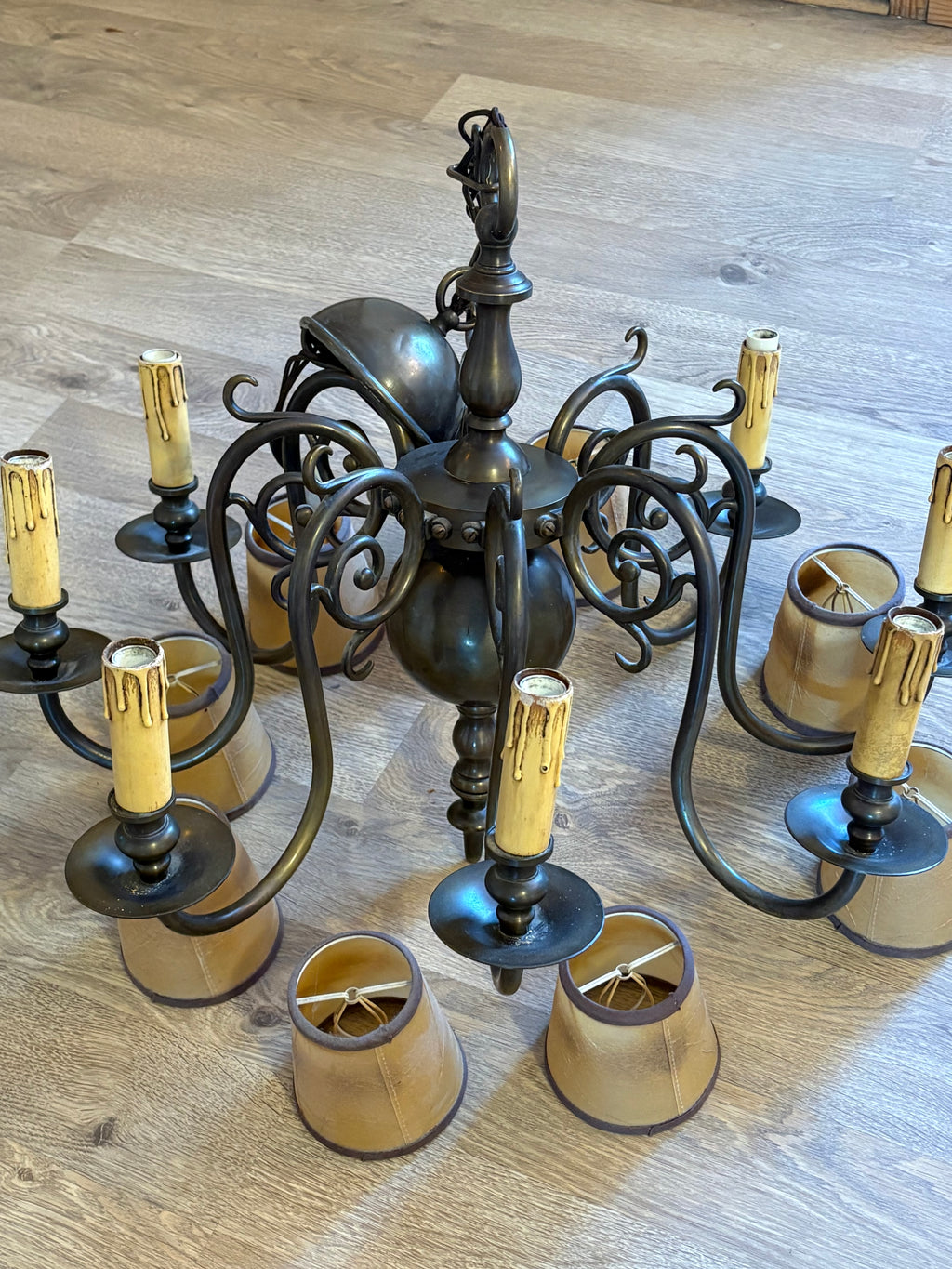 En mycket vacker vintage  8 armad ljuskrona i nyskick.
