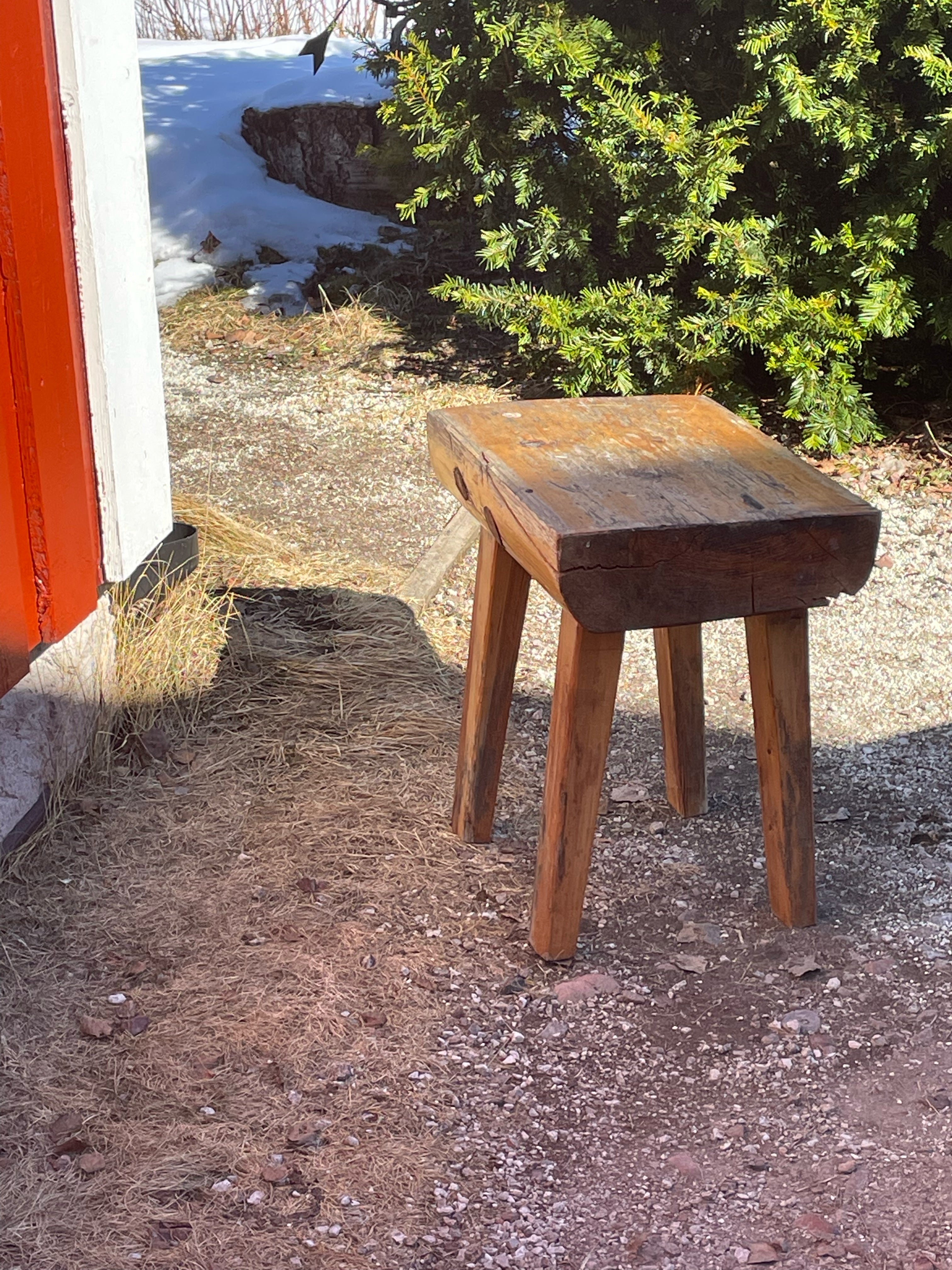 Stor rejäl antik träpall i fint skick med massor utav patina.