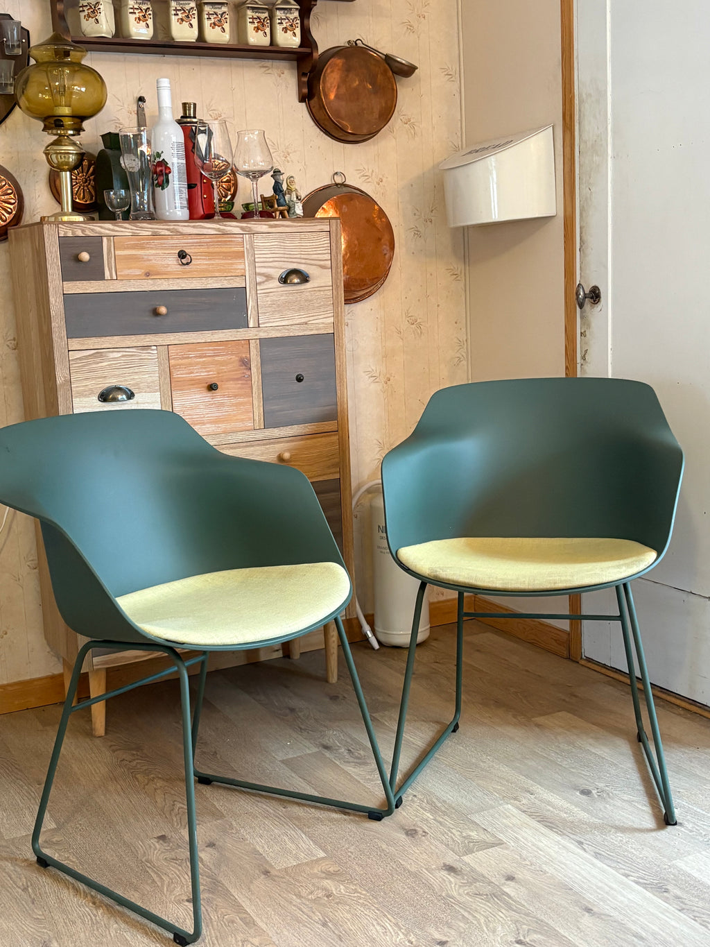 Två st vackra praktiska stolar från PAX design materia designade utav Fredrik Mattsson i nyskick.