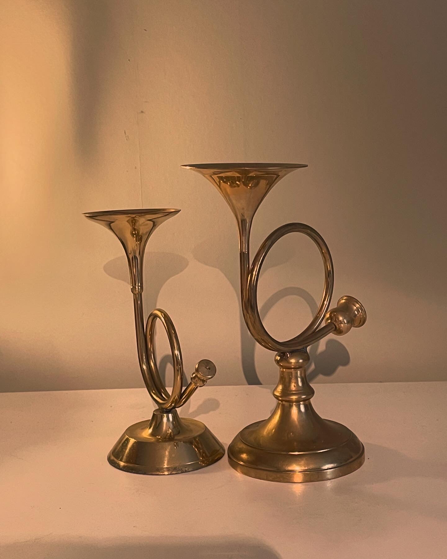 Två st antika trumpet ljushållare i mässing i mycket fint skick.