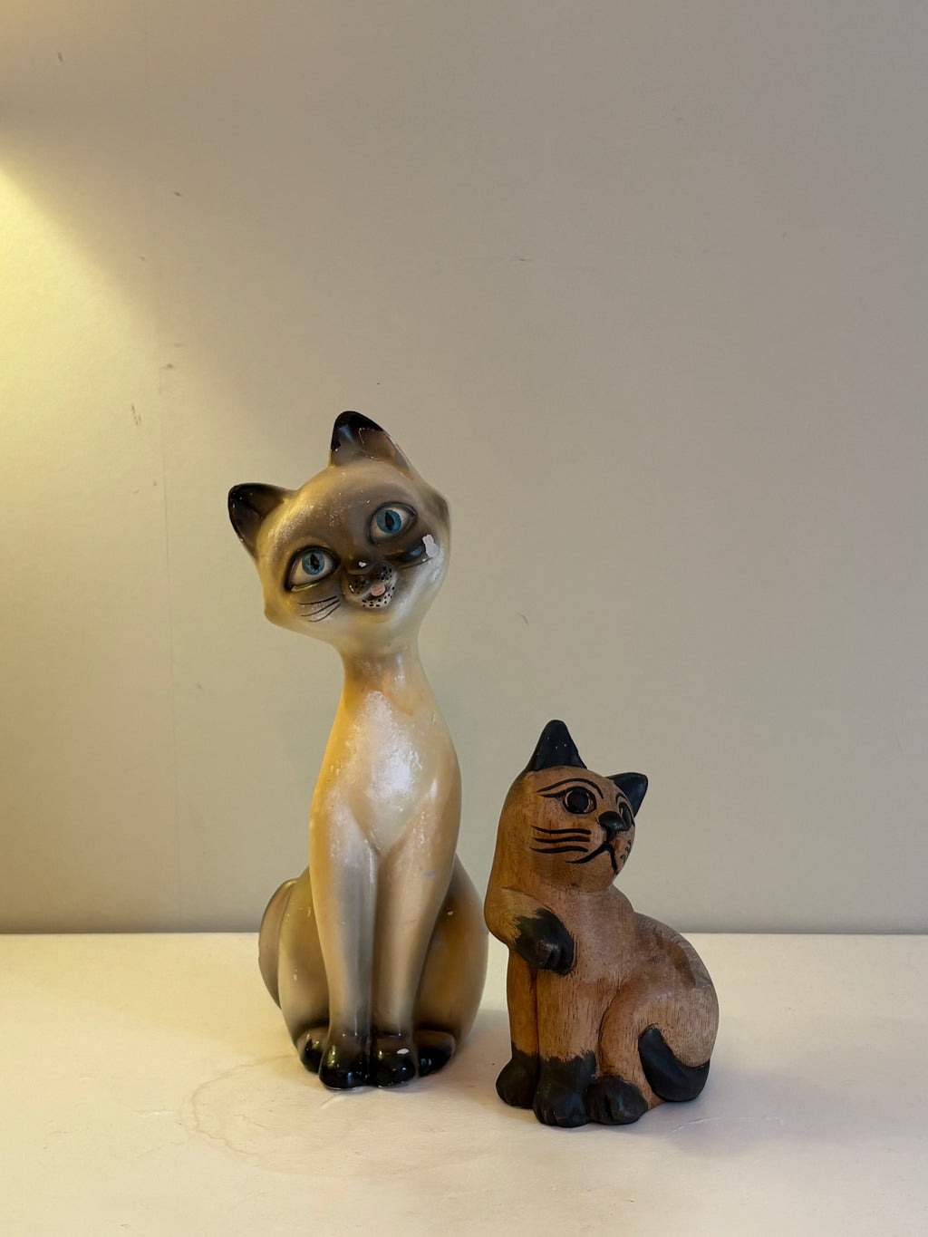 Katter och hundar i porslin.