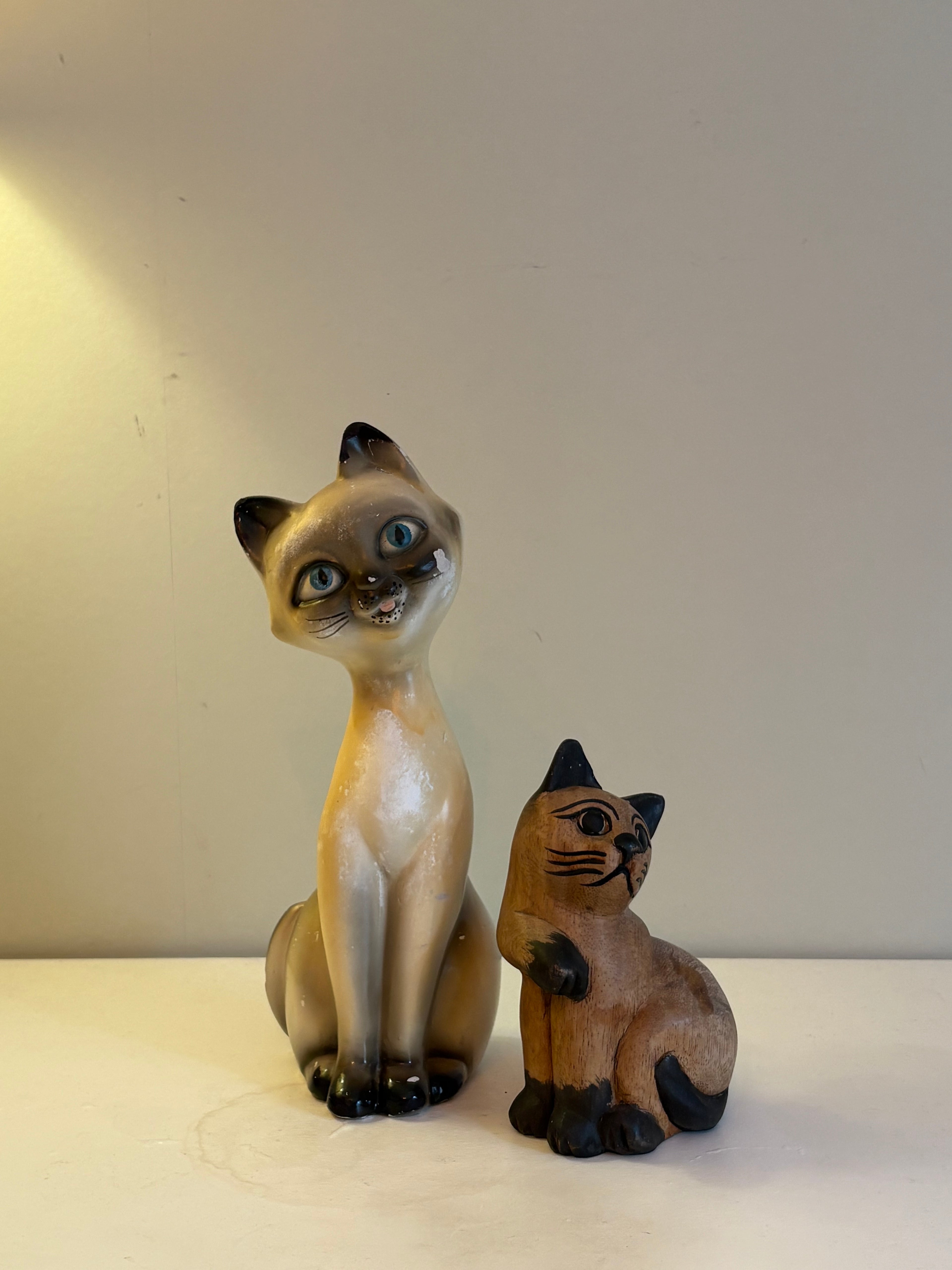 Katter och hundar i porslin.