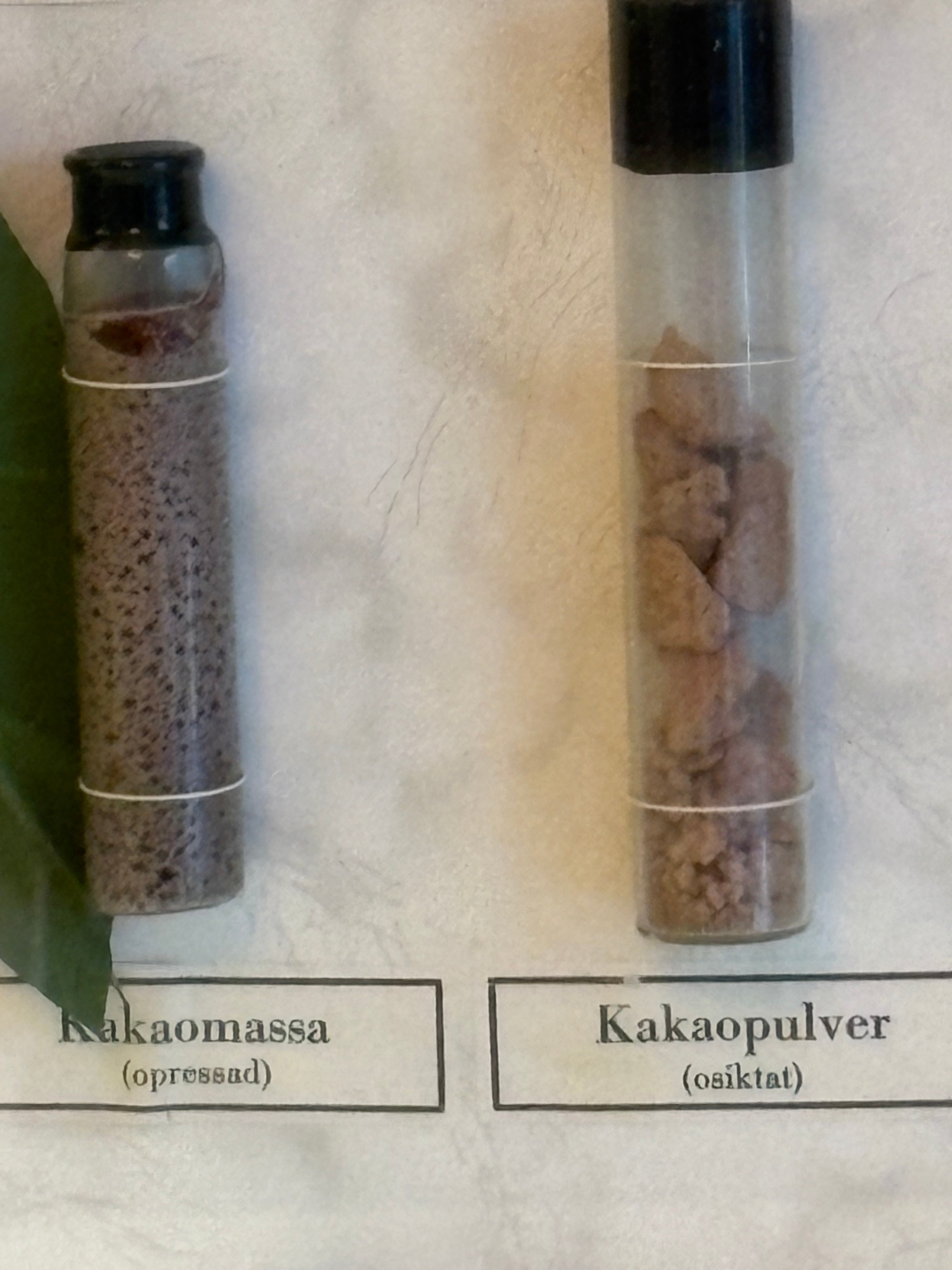 Vacker provtavla med chokladhistoria och diverse chokladprover i fint skick.