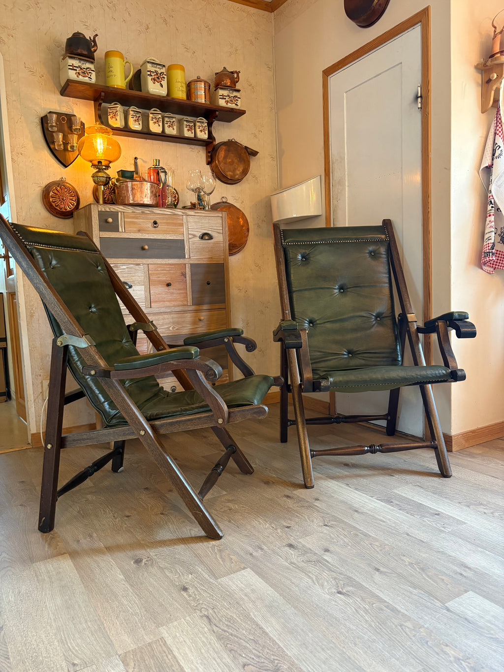 Två st vackra vintage campaign stolar i ” Safari” stil 1960/70 tal.