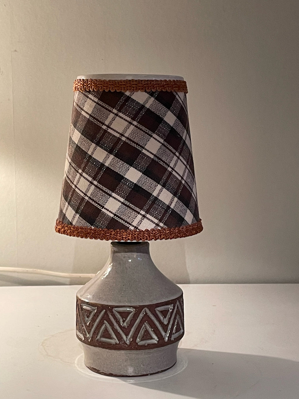 Snygg liten vintage bordslampa i keramik med tidsklassisk skärm 1970 tal.