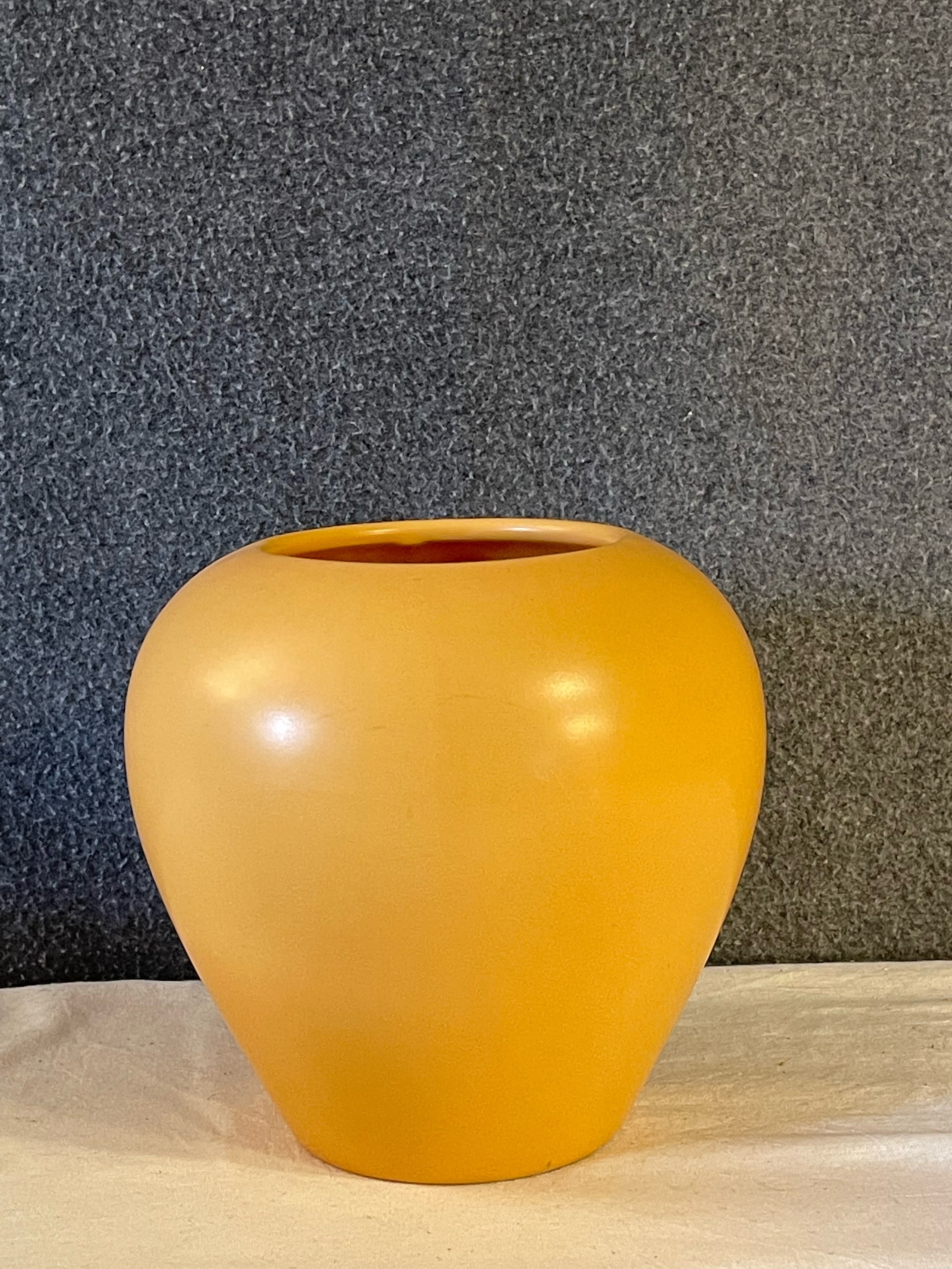 Två st fina vaser, gul i keramik , röd i glas i fint skick.