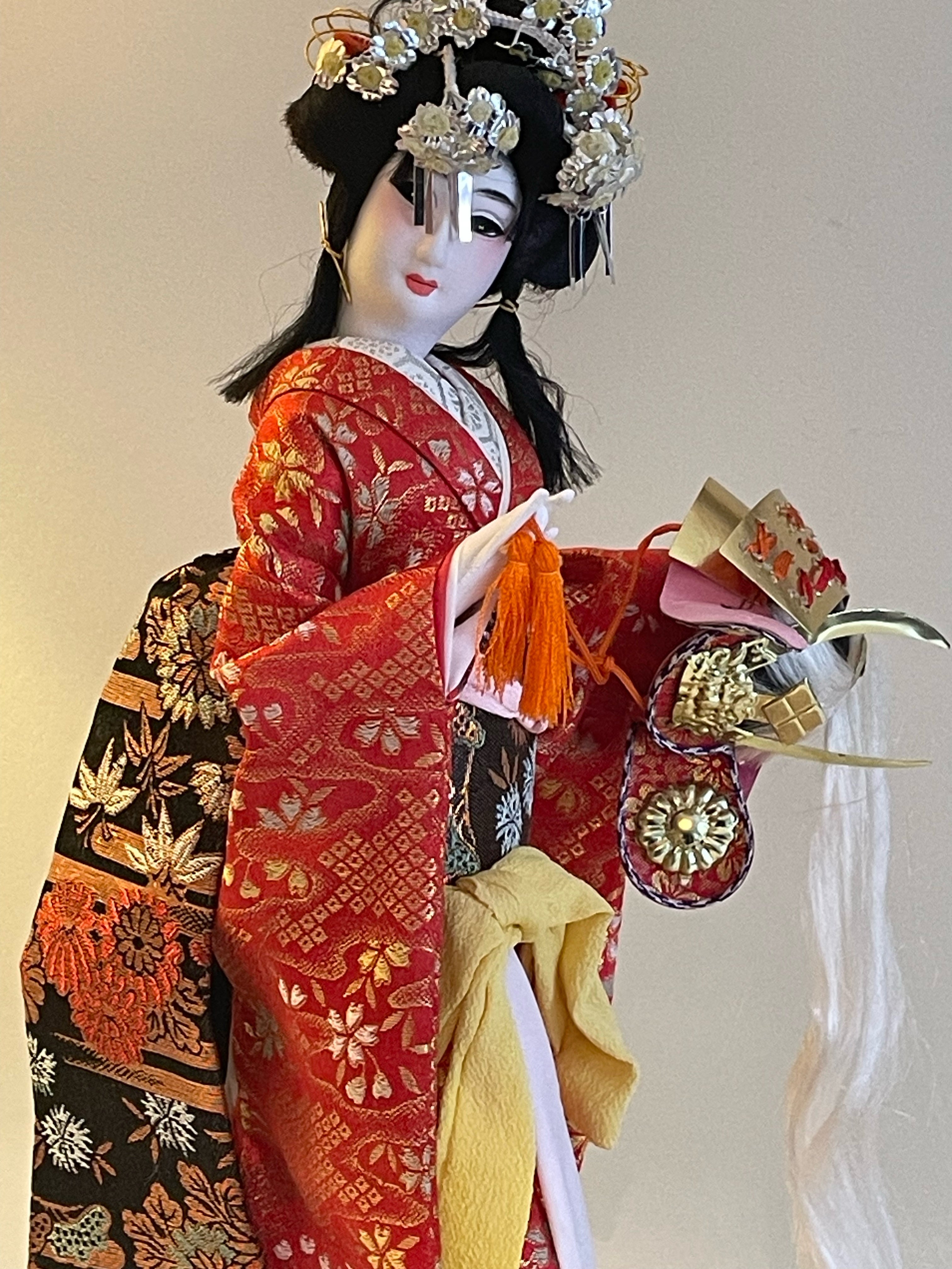 Vacker Geisha docka med autentisk kulturell kimono med vagn i mässing i nyskick.