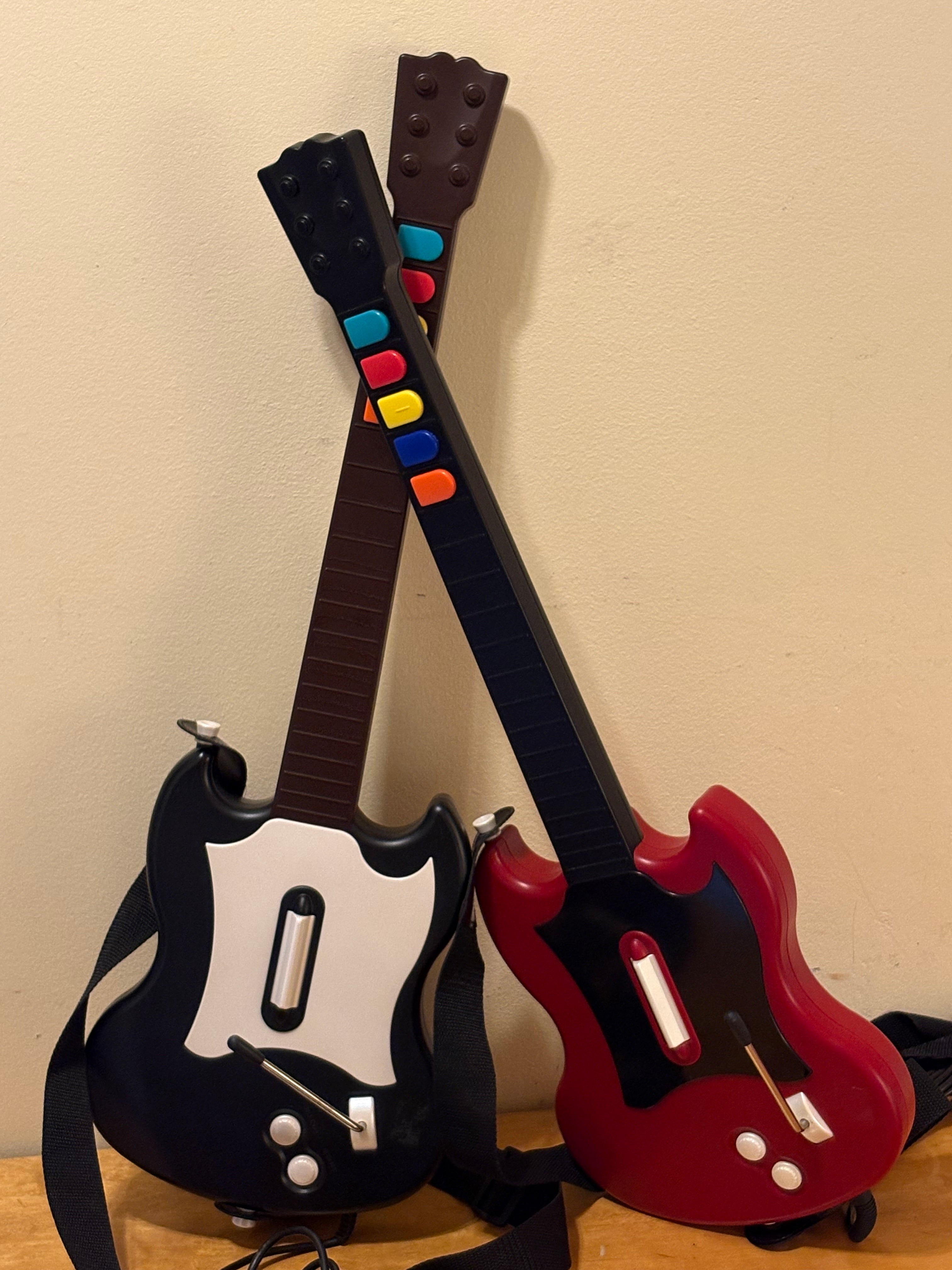 Två st retro Guitar Hero gitarrer för Playstation 2 i nyskick.
