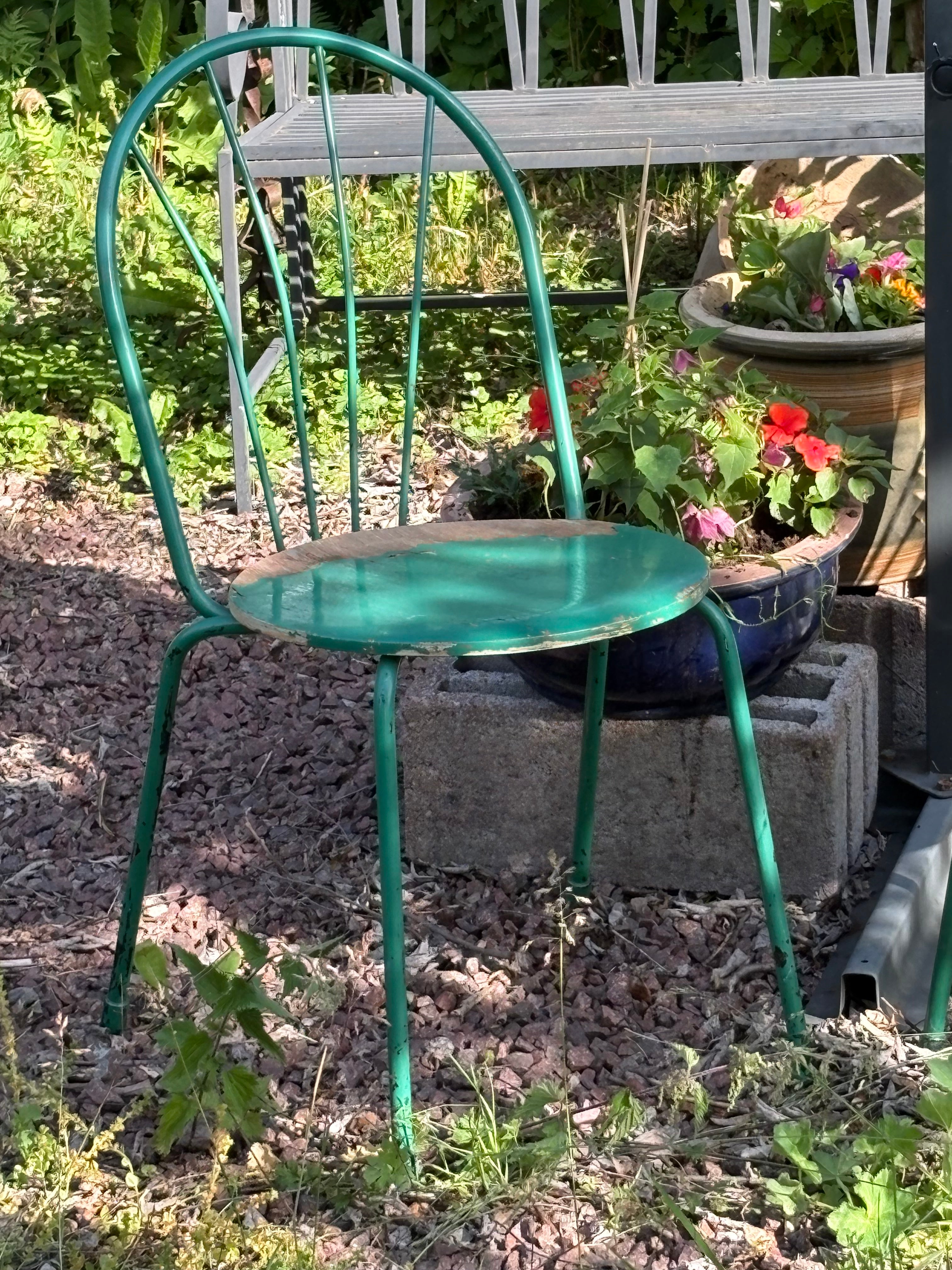 Två st vintage / antika metallstolar med träsits som såldes på EPA på Odenplan i Sthlm 1930-1950. Design Sven Markelius.