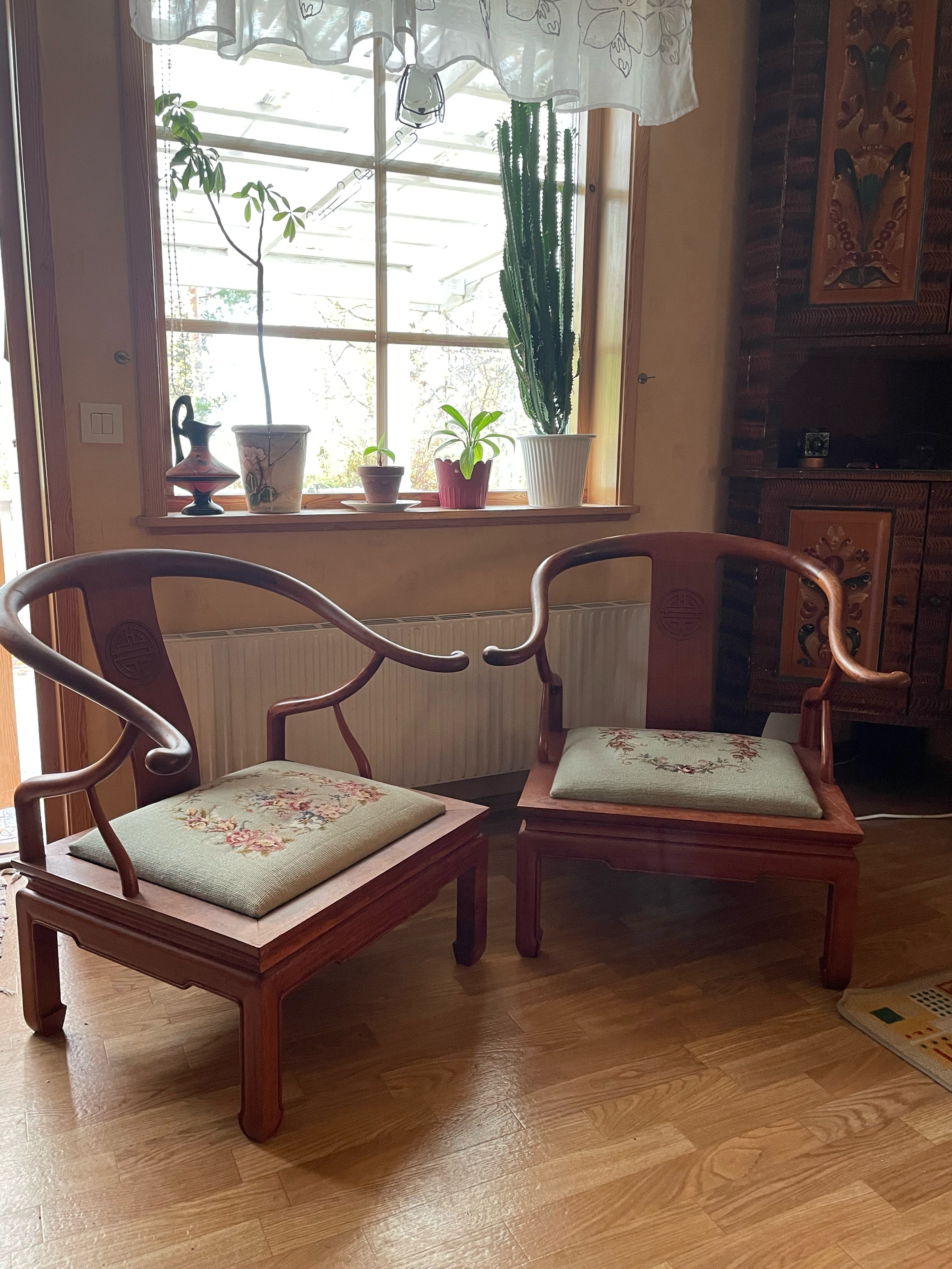 Två st antika Kinesiska ” Horseshoe Chairs i fint skick.