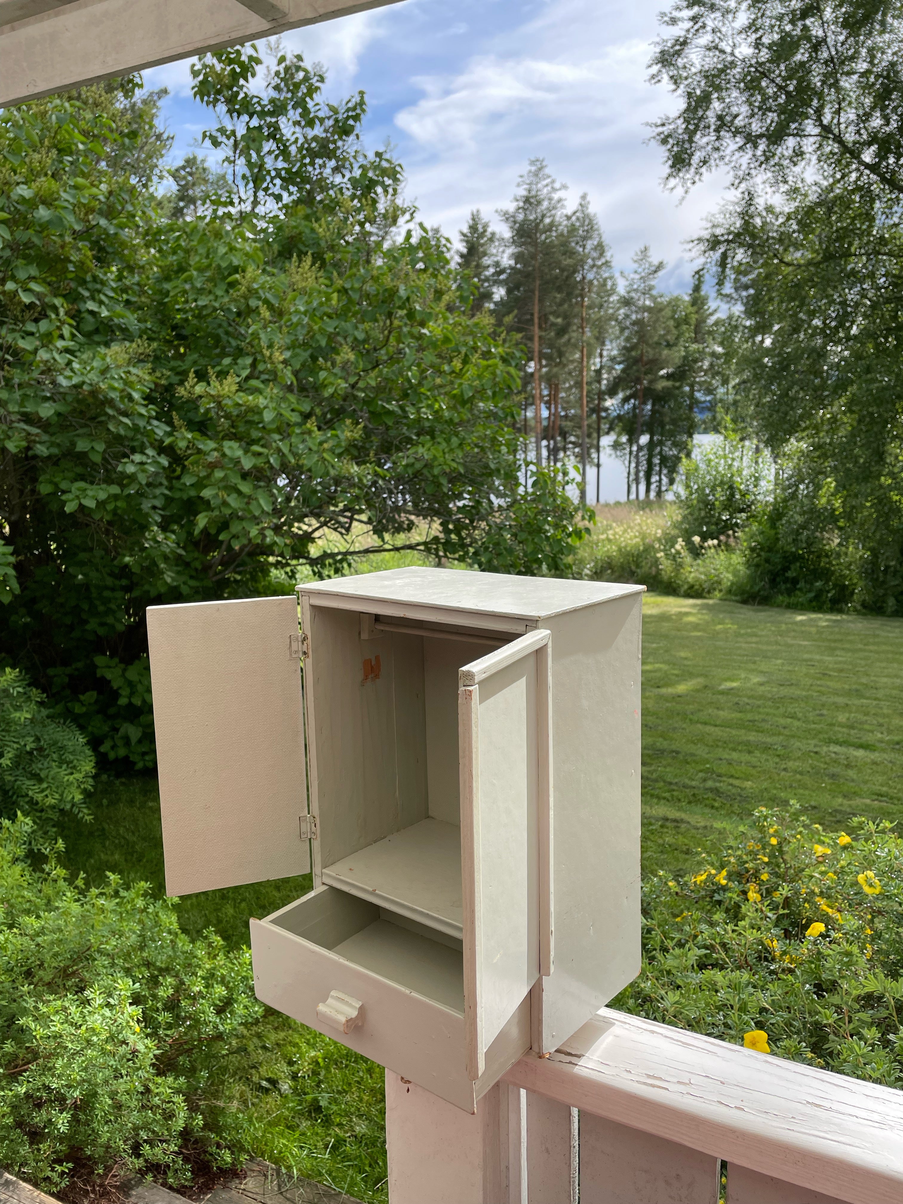 Fint vintage väggskåp , kanske något för sommar torpet ?