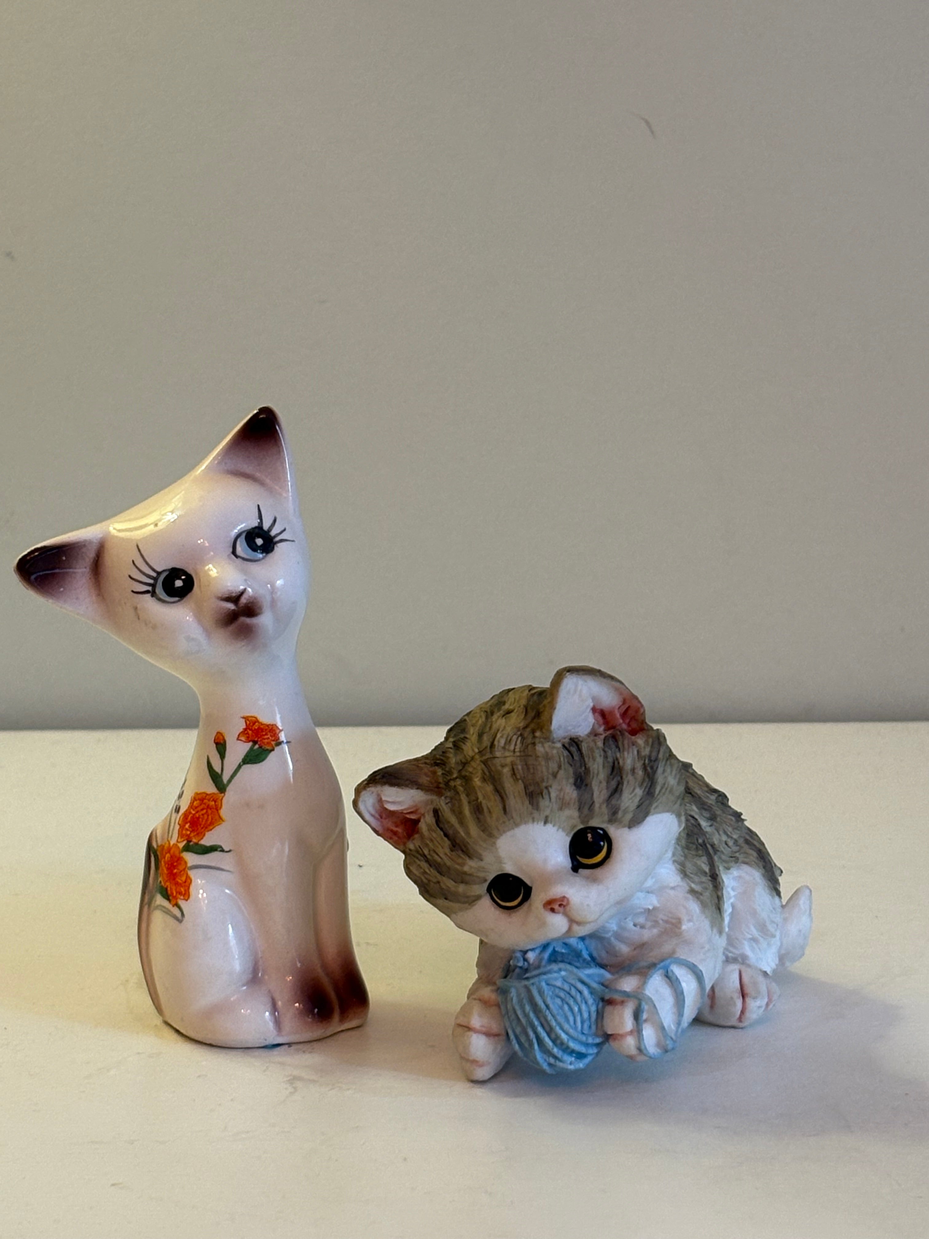 Katter och hundar i porslin.