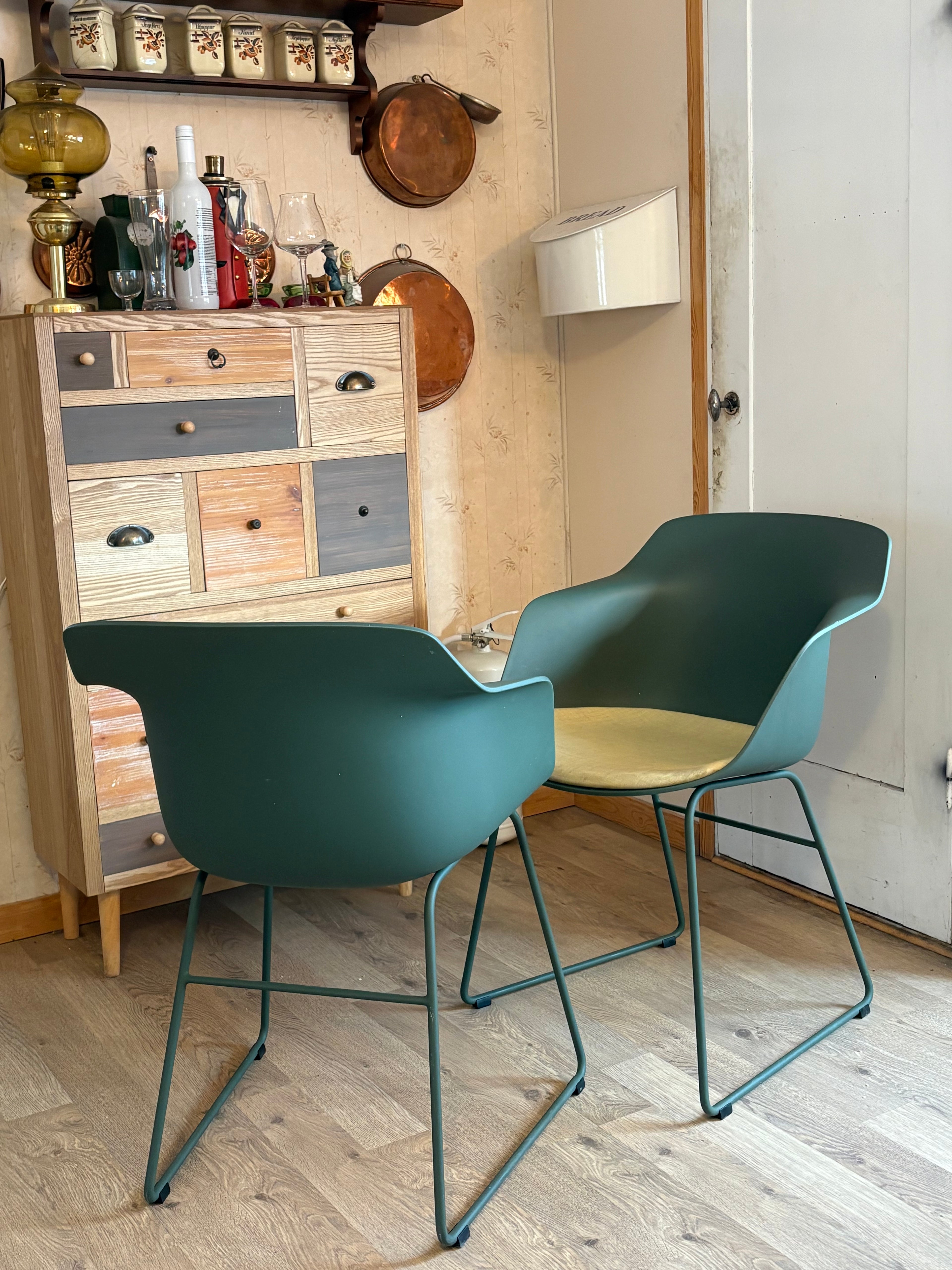 Två st vackra praktiska stolar från PAX design materia designade utav Fredrik Mattsson i nyskick.