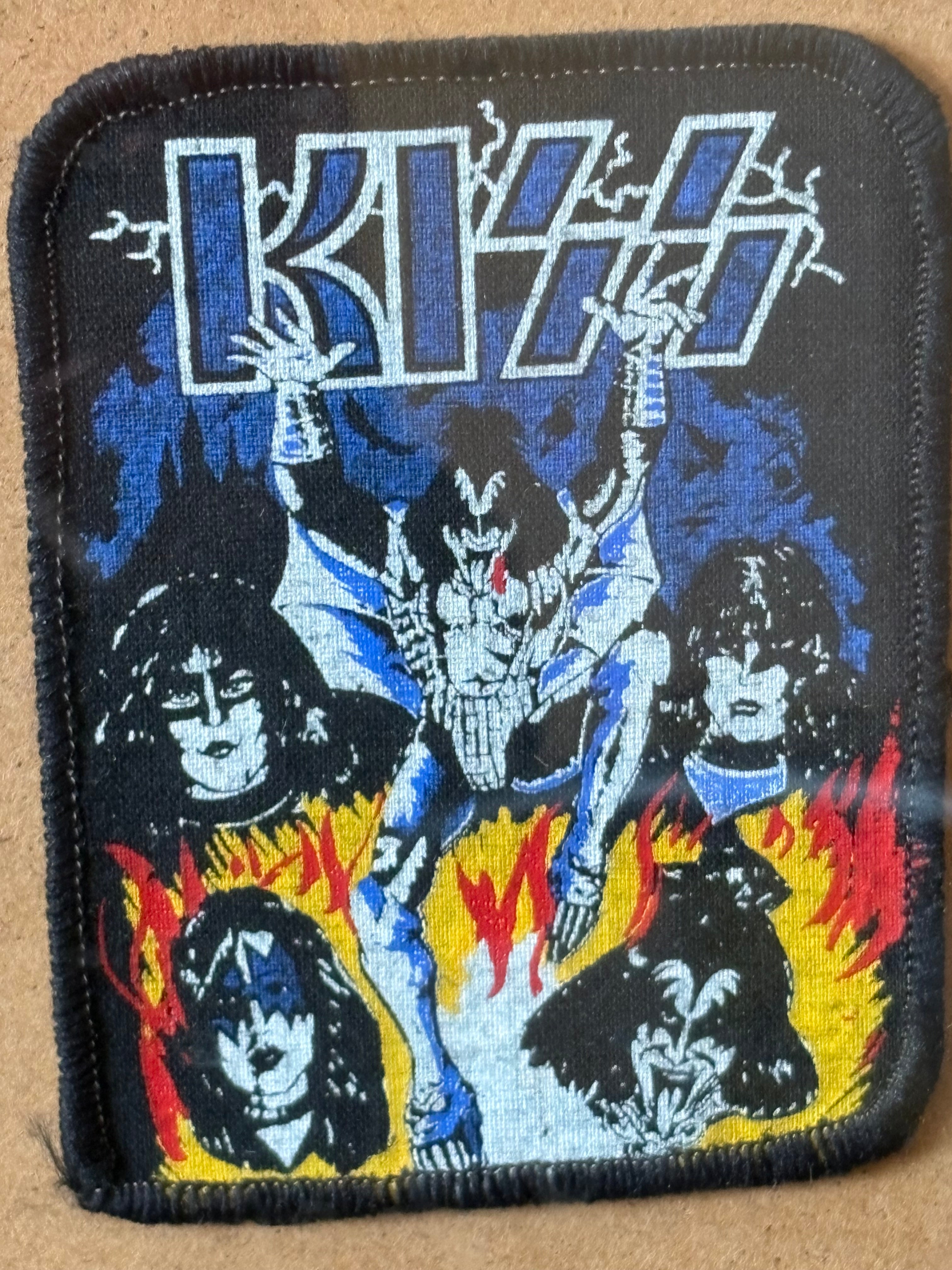 Ett fint vintage original patch märke i tyg av rockgruppen KISS.