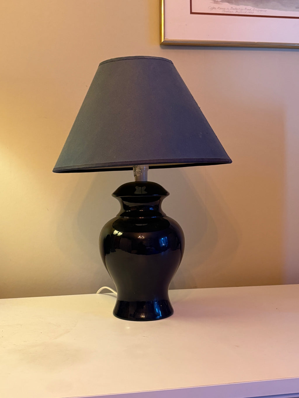 Vacker retro bordslampa i porslin med blå skärm.