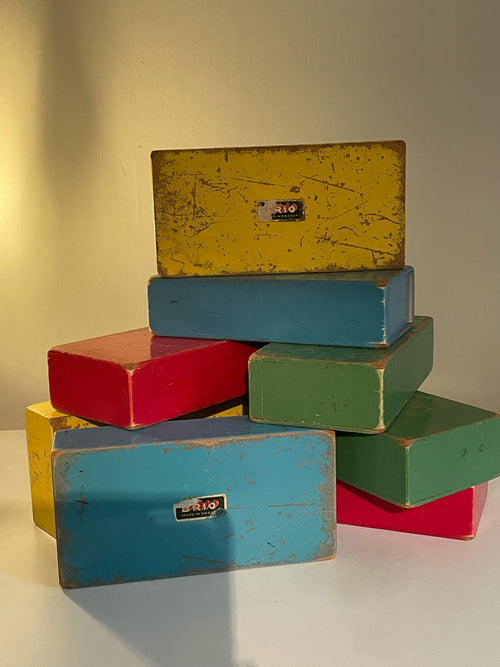 Åtta st vintage stora klossar från BRIO med härlig patina.