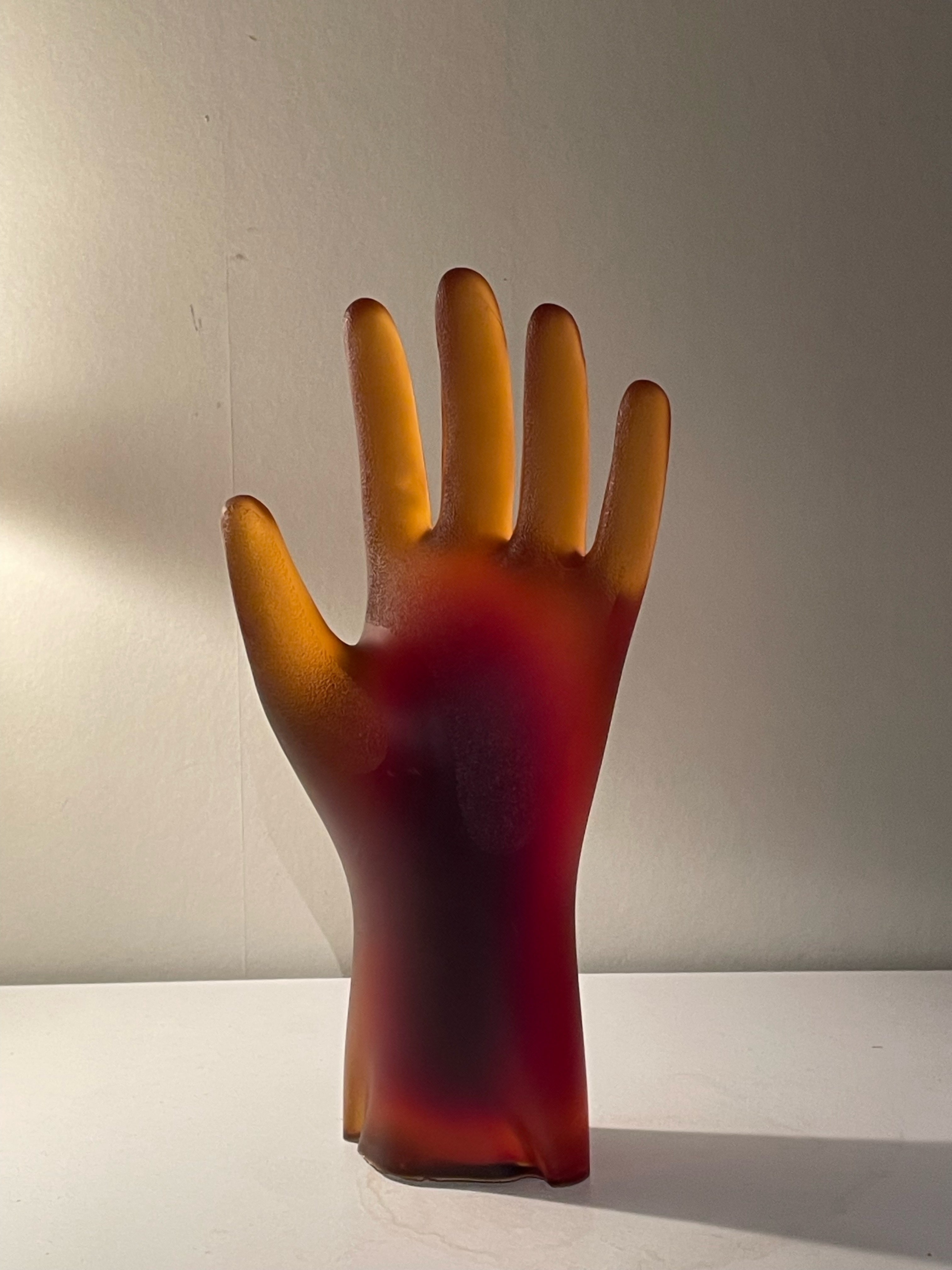 Fin cool vintage hand statyett i tjockt glas i mycket fint skick , 1960/70 tal.