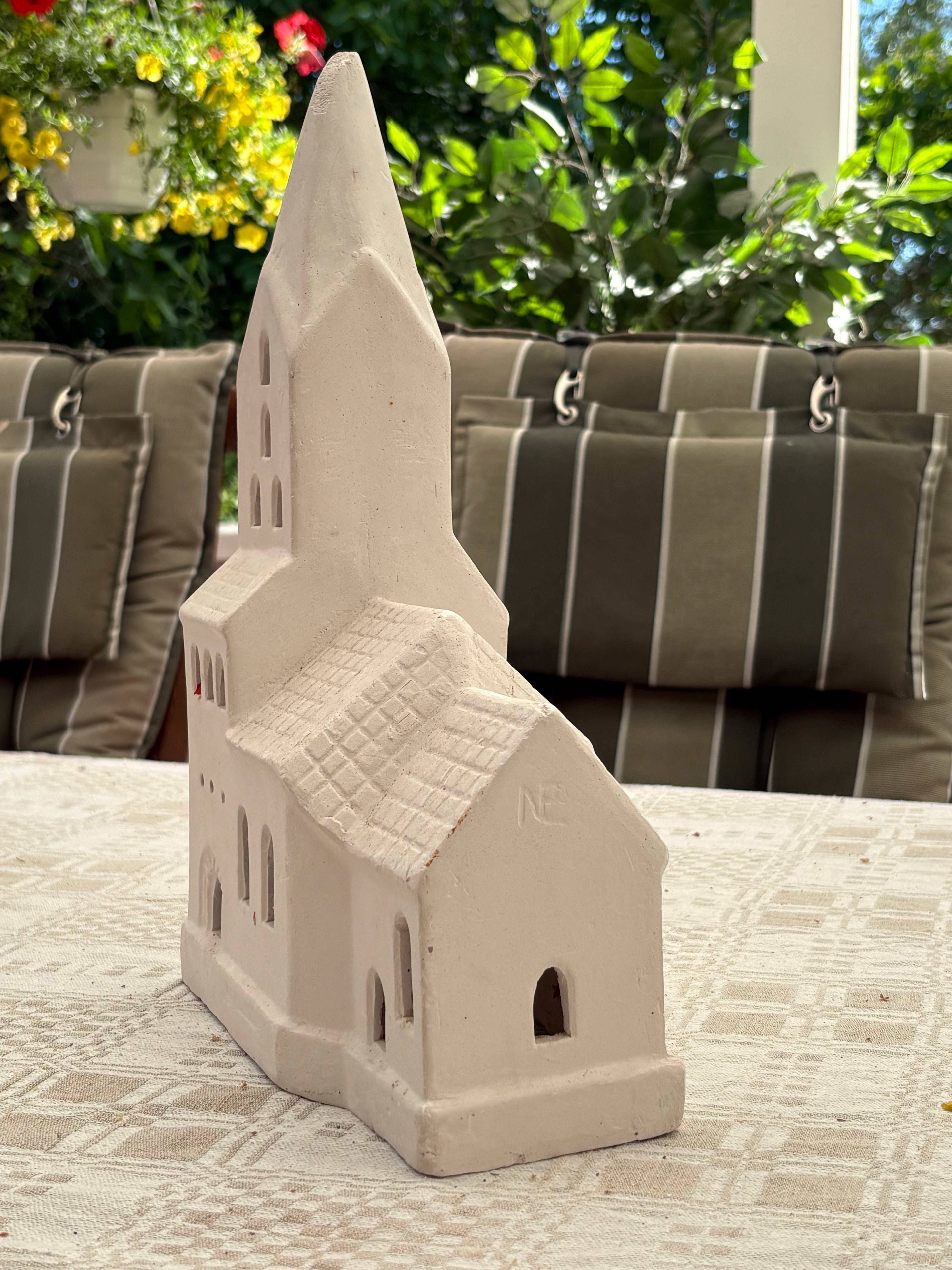 Vacker retro kyrka i gips i fint skick.