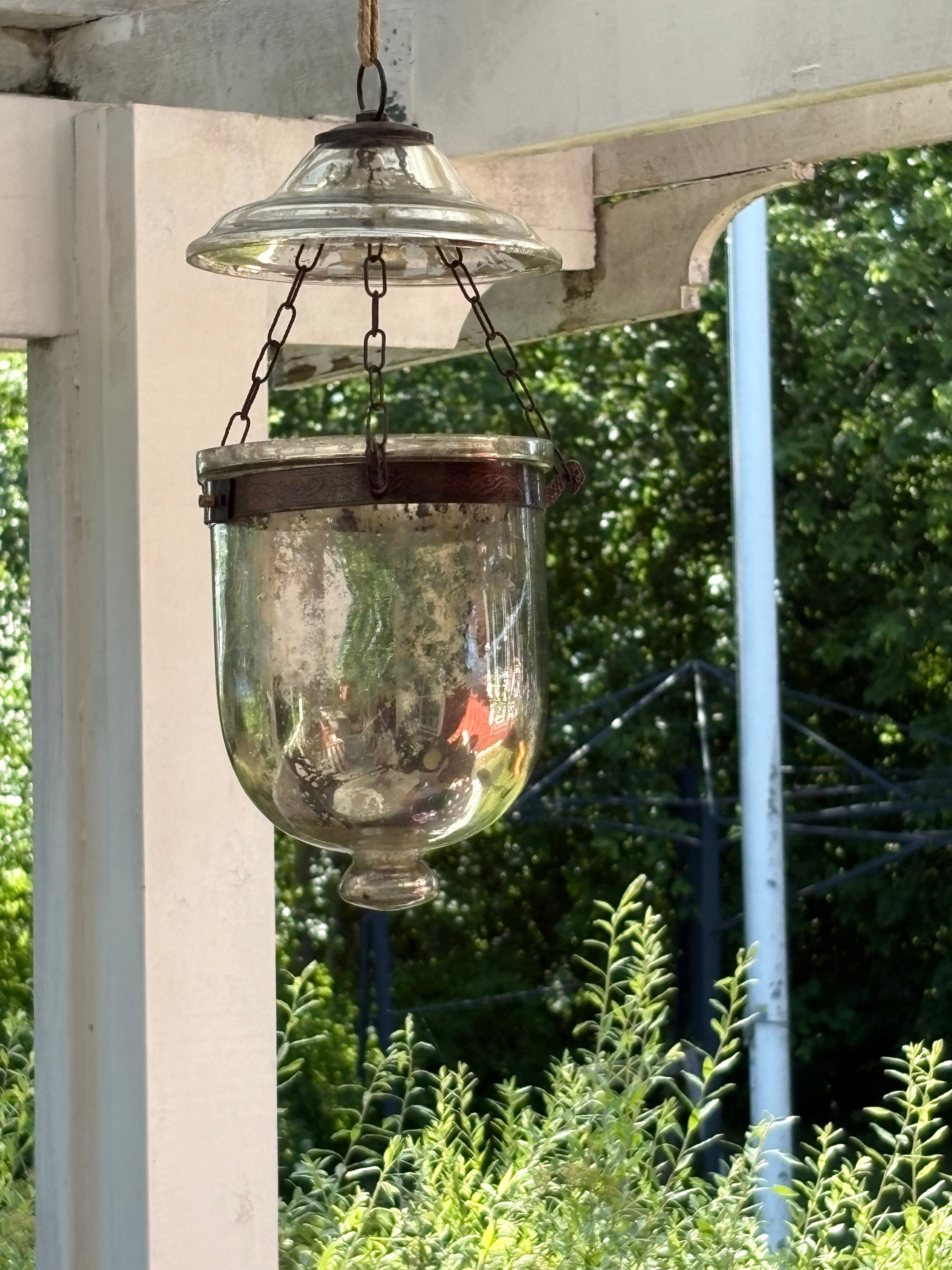 Antik glass bell jar lykta i bra skick med charmig patina.