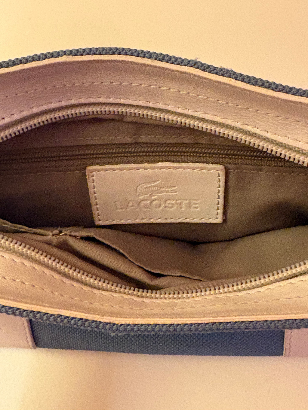 Vacker klassisk vintage handväska ( kuvärtväska) från ” Lacoste” 1970 tal i de helt rätta färgerna.