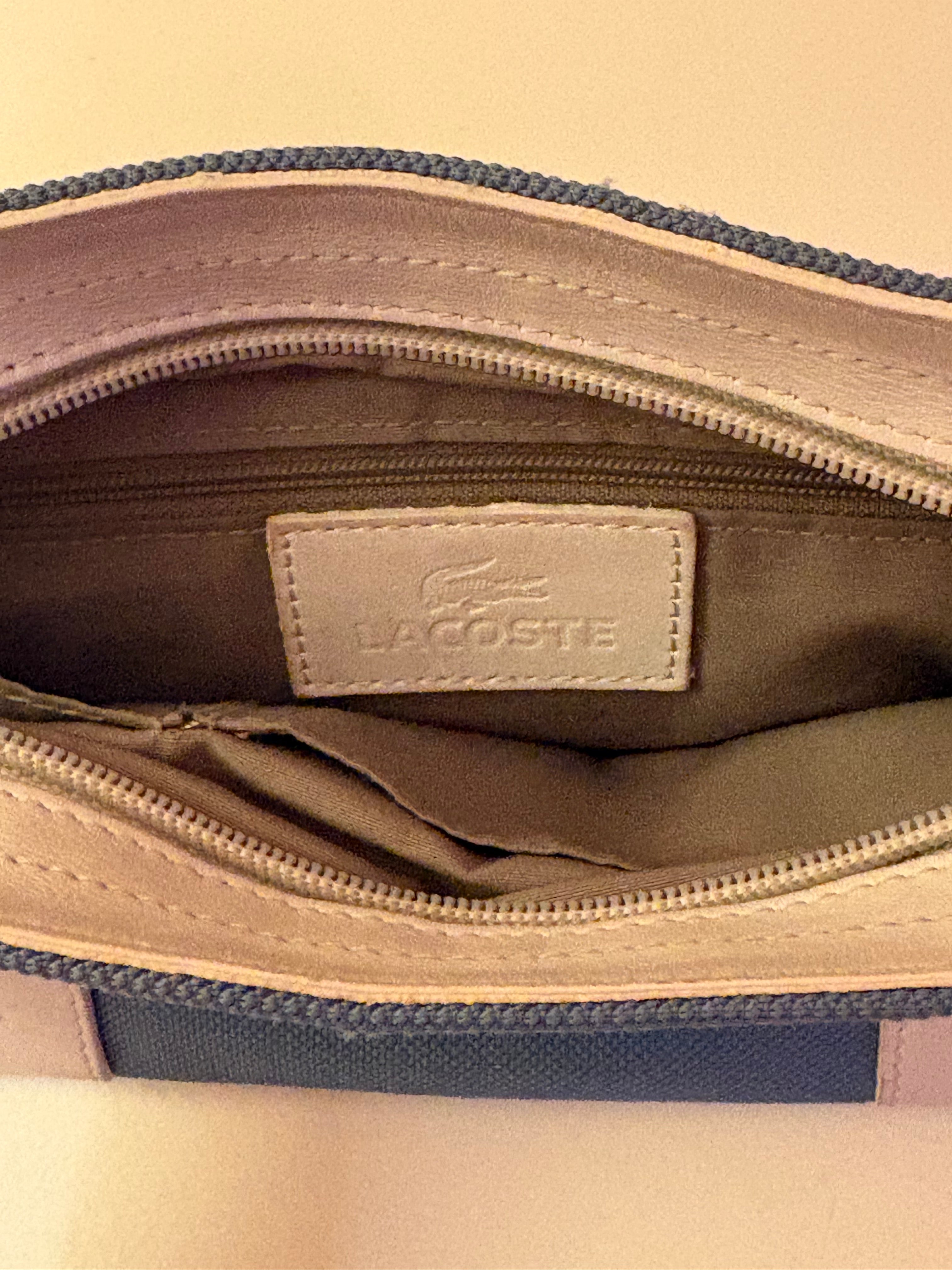 Vacker klassisk vintage handväska ( kuvärtväska) från ” Lacoste” 1970 tal i de helt rätta färgerna.