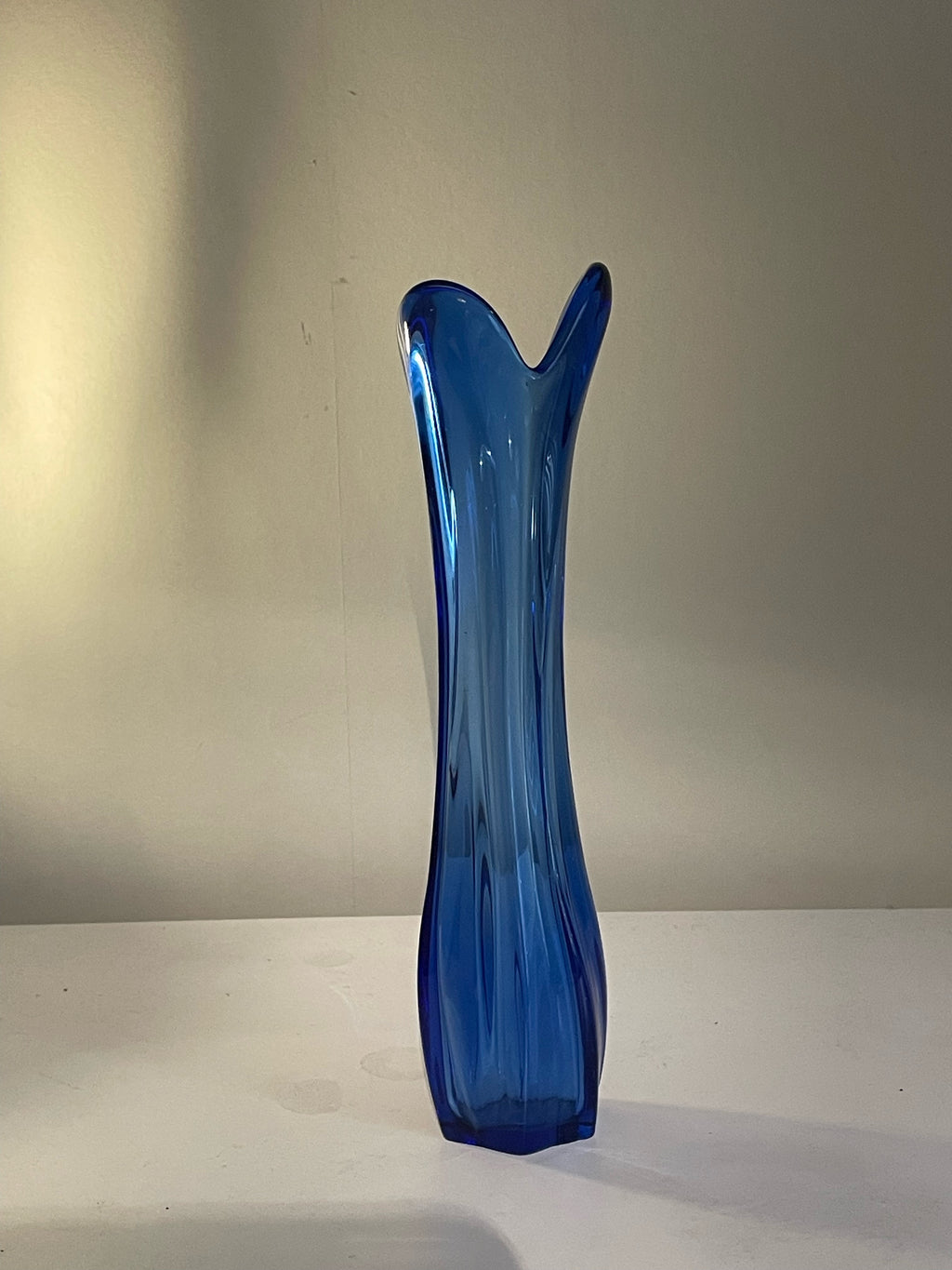 Fin Ittala vas i blått glas.