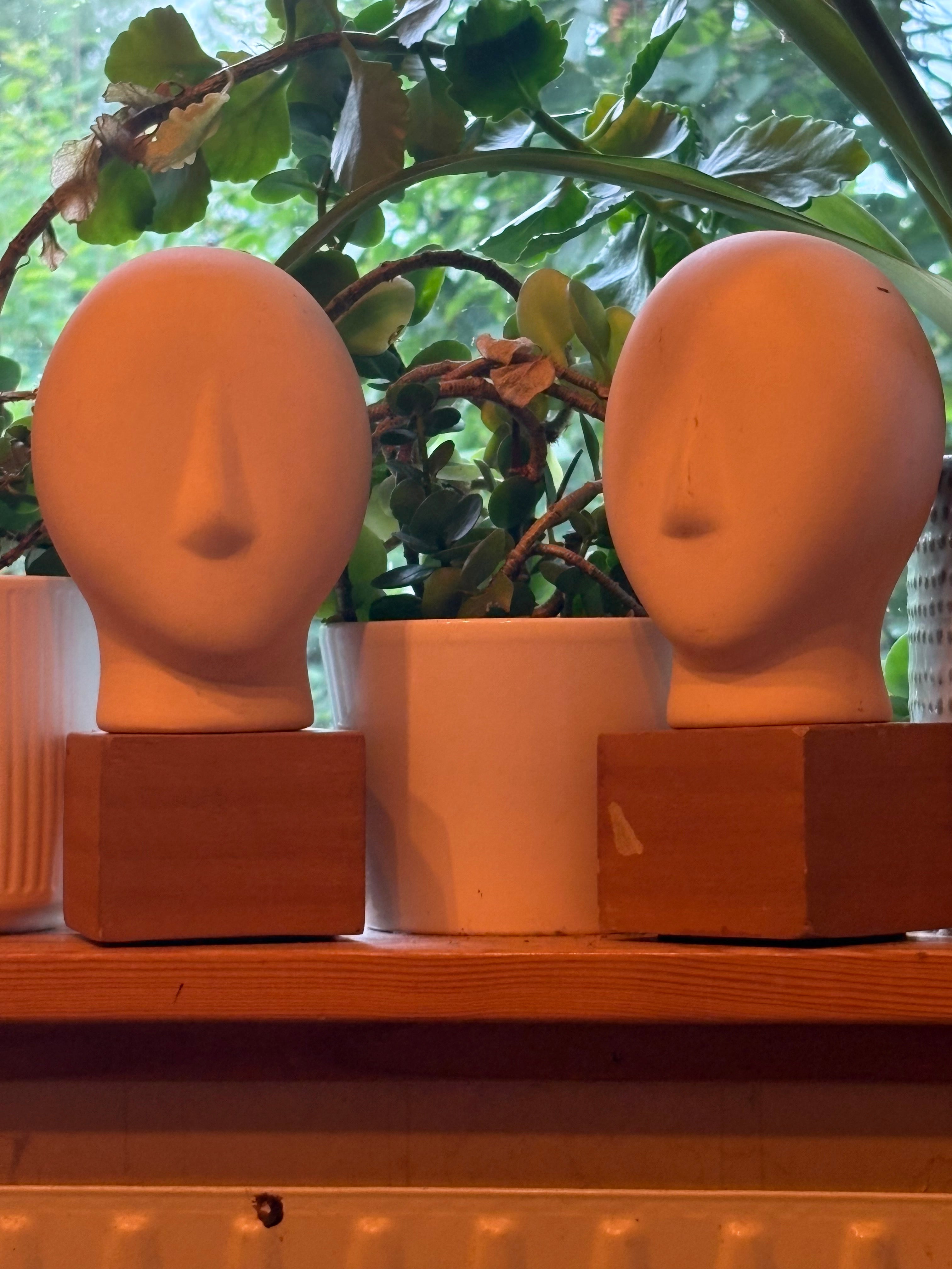 Två st mindre byster i gipsliknande material.