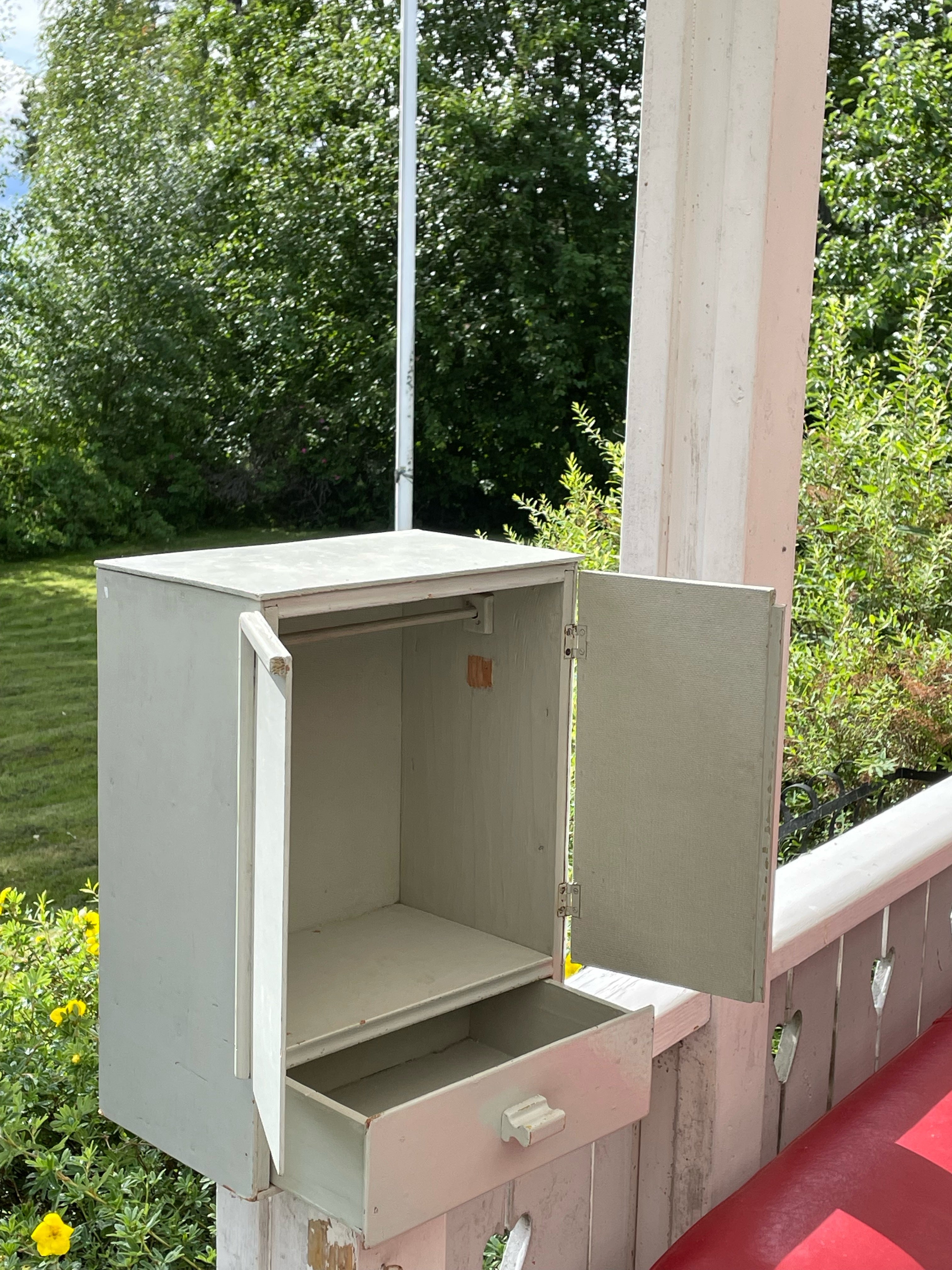 Fint vintage väggskåp , kanske något för sommar torpet ?