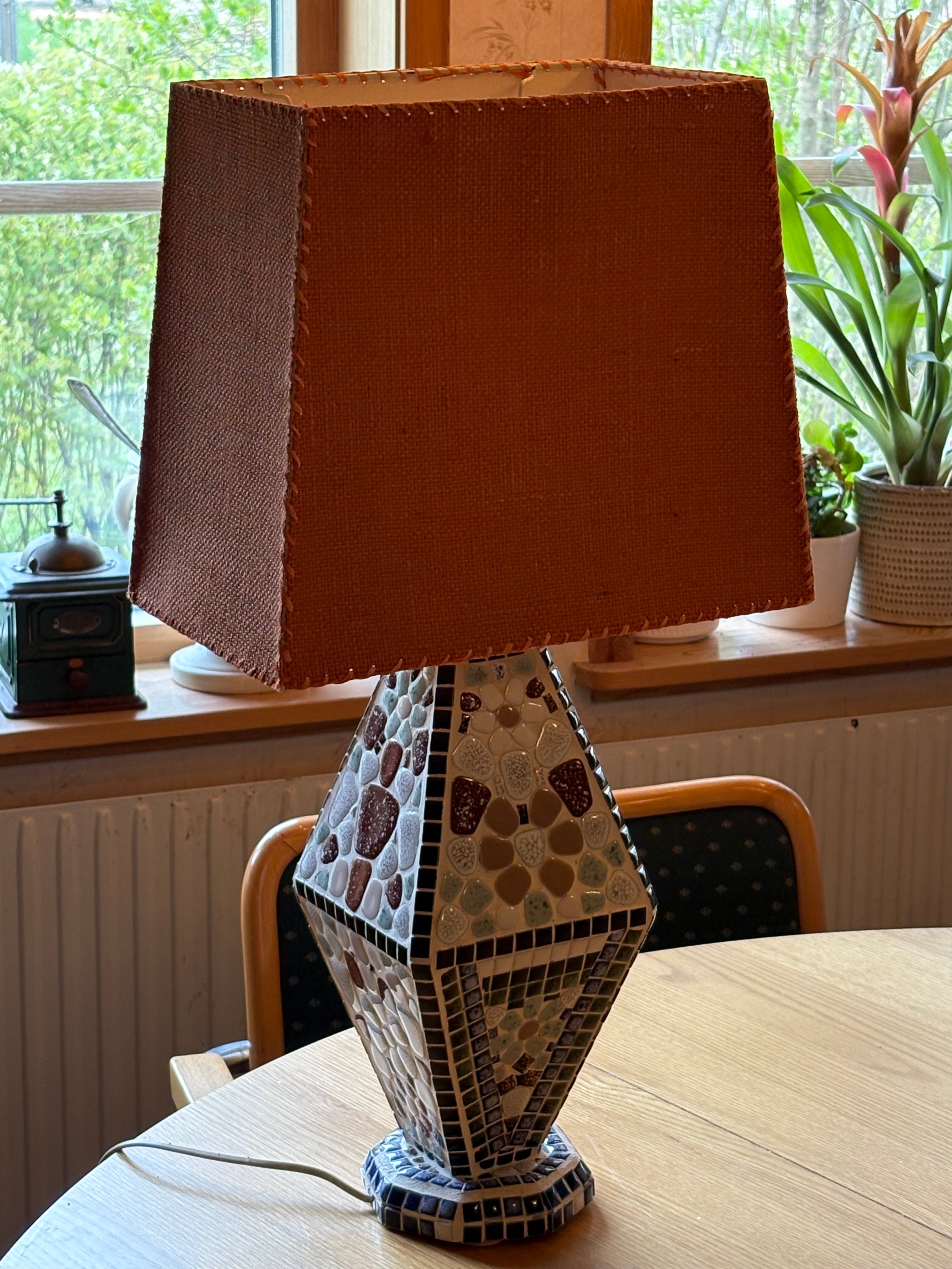 Stor vacker vintage bordslampa i mosaik 1960 tal.