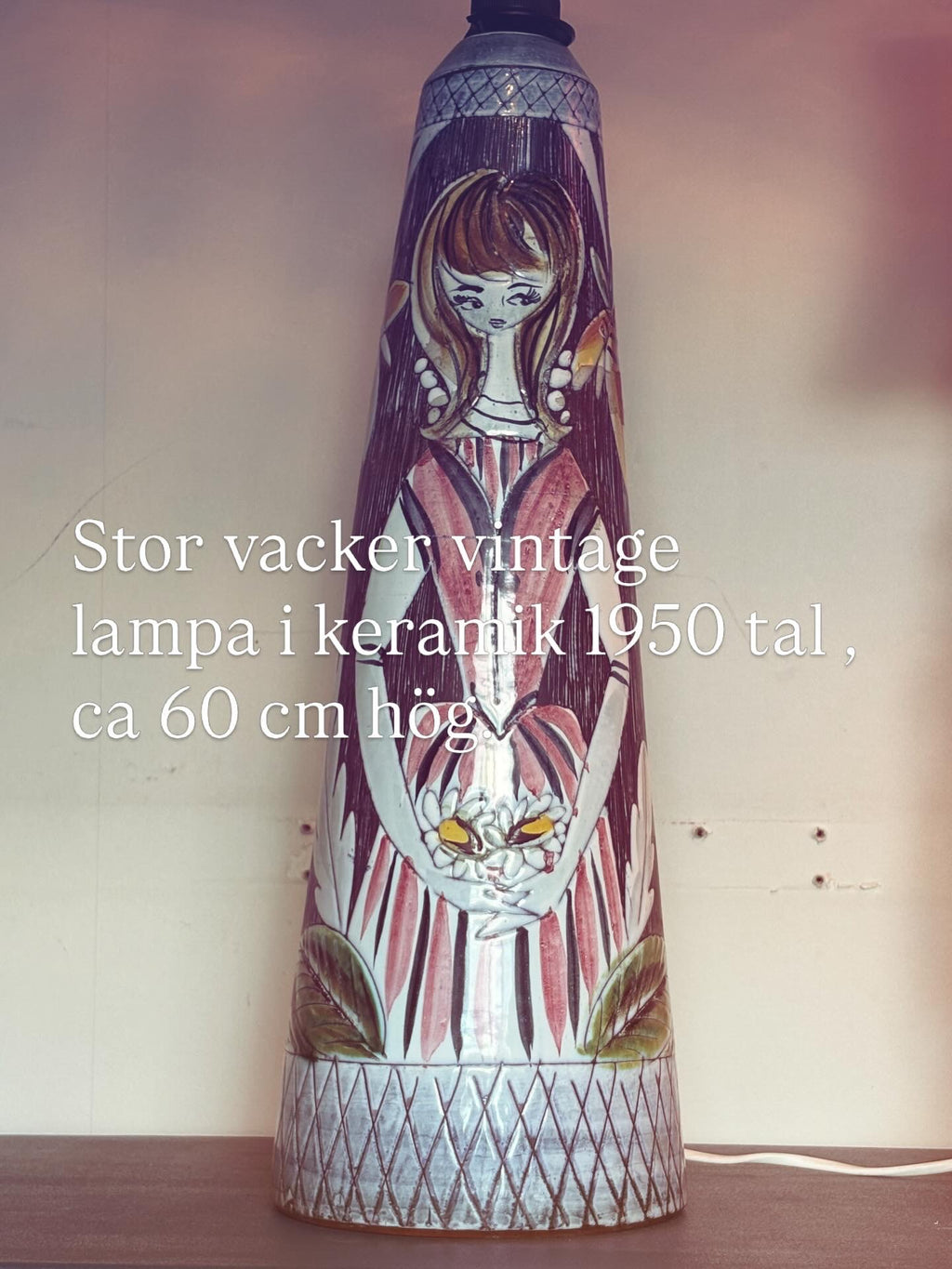 Stor vacker bordslampa 1950 tal, ca 60 cm hög. Signatur Sj.