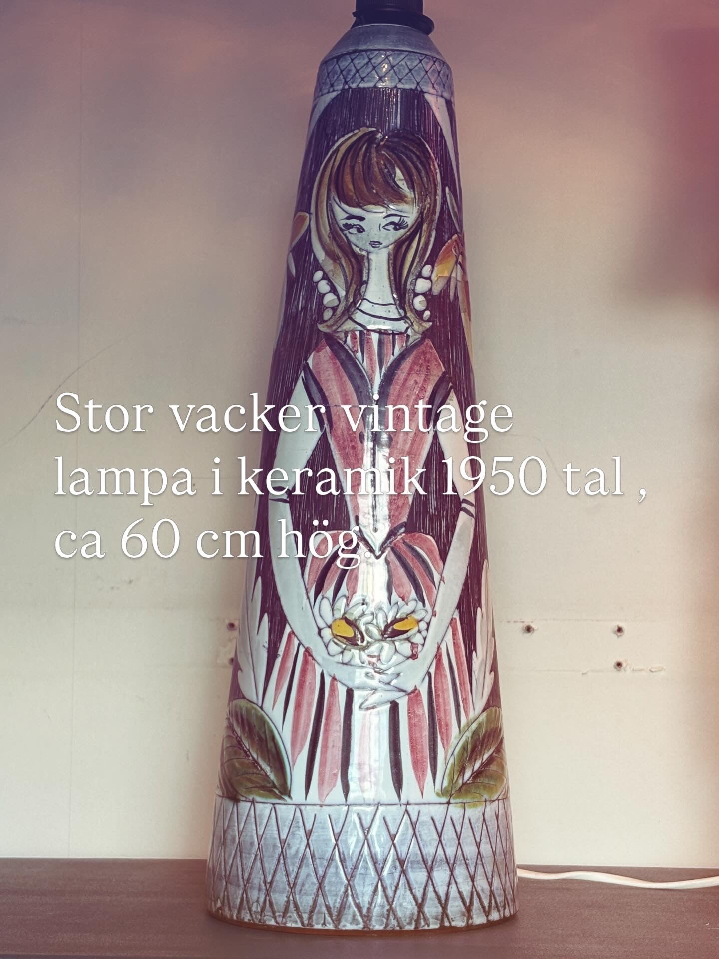 Stor vacker bordslampa 1950 tal, ca 60 cm hög. Signatur Sj.