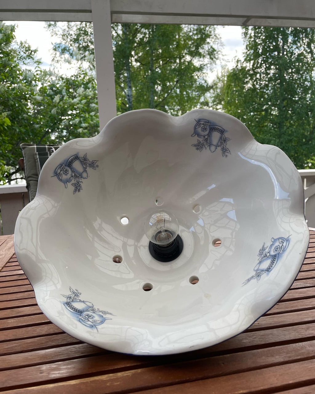 Vacker retro taklampa i porslin fint dekorerad.