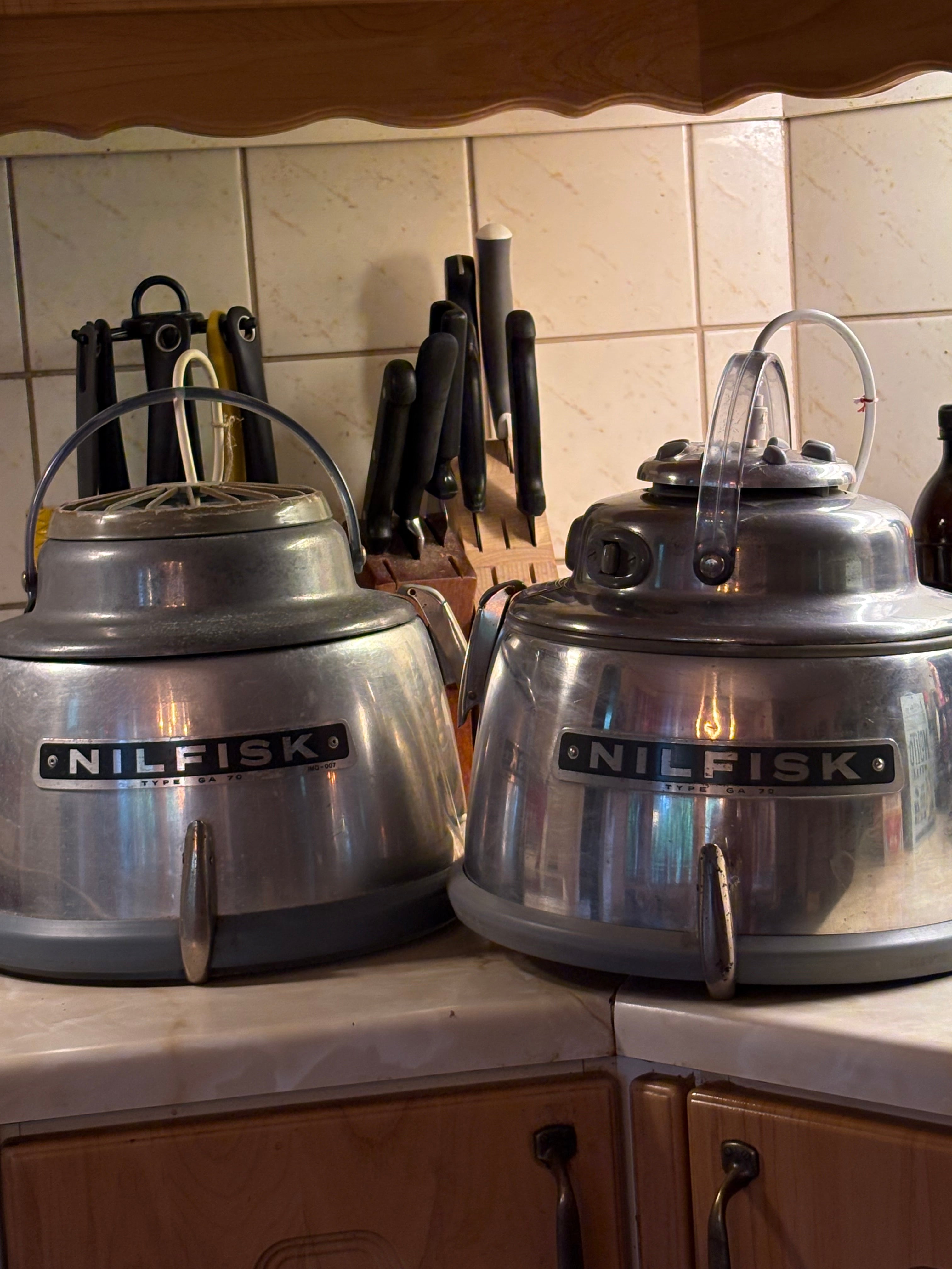 Två st vintage taklampor i industriel stil från Danska NILFISK.