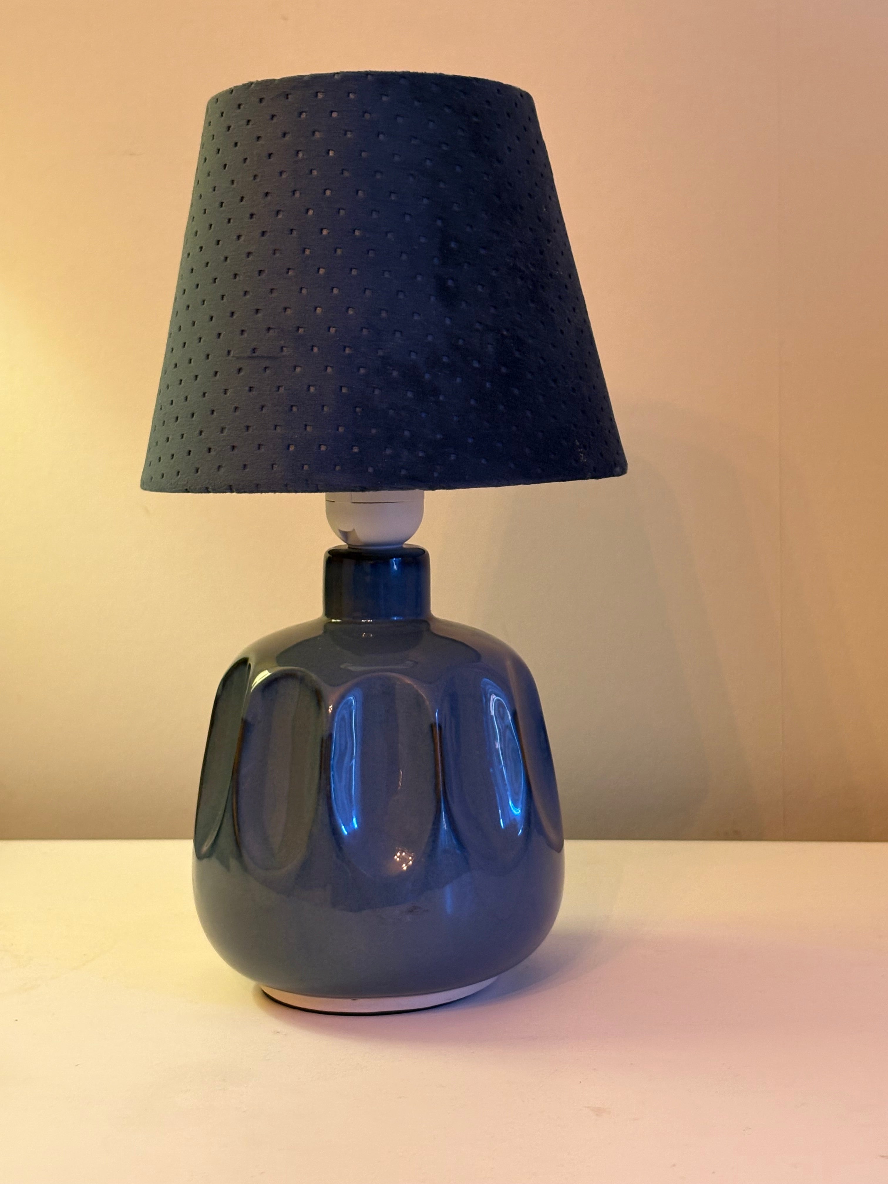 Vacker retro bordslampa i porslin med fin blå skärm.